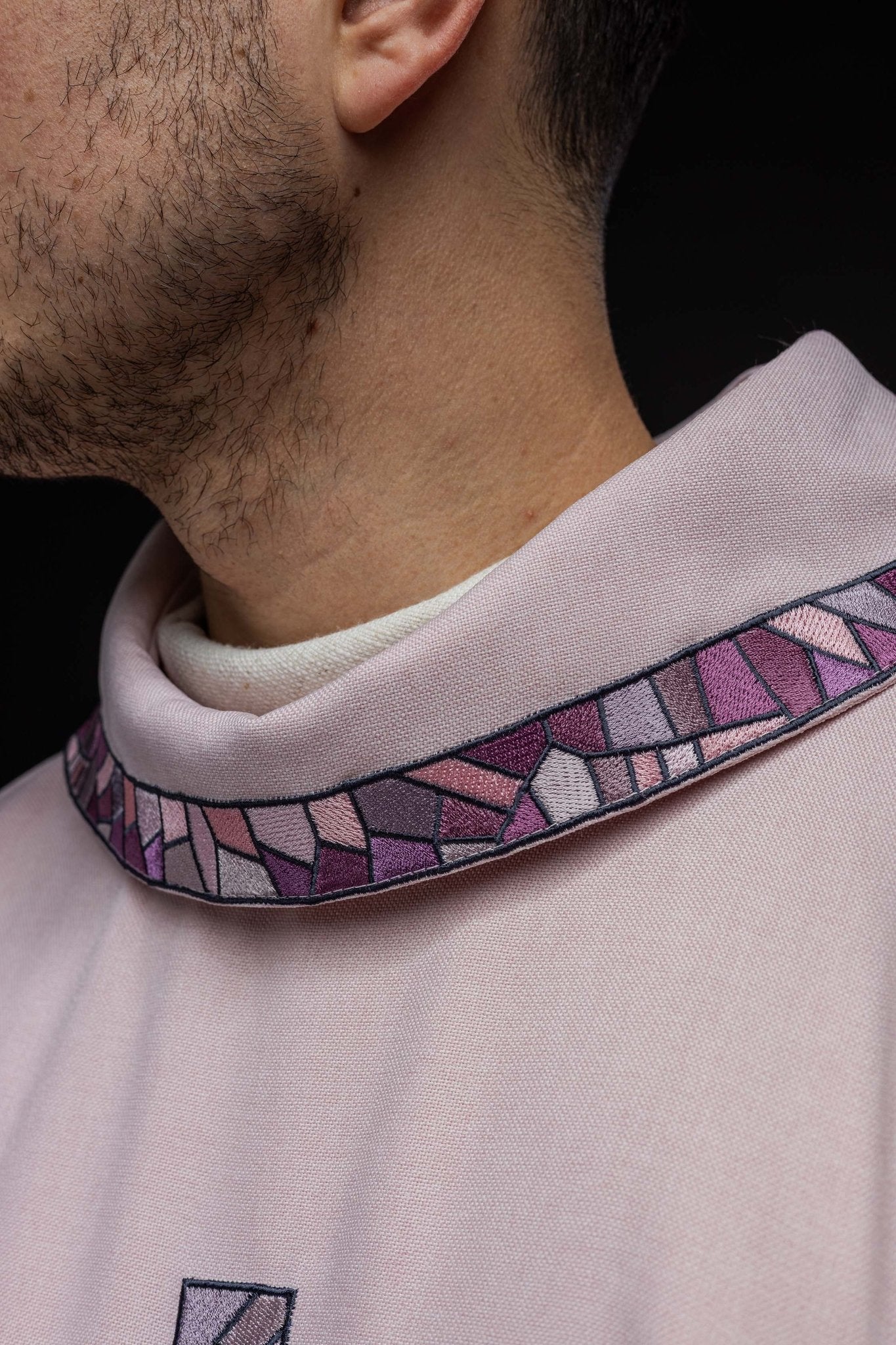 Casulla bordada rosa con cruz de mosaico