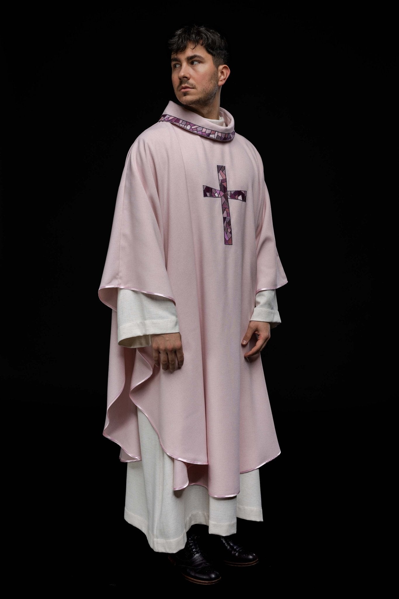 Casulla bordada rosa con cruz de mosaico