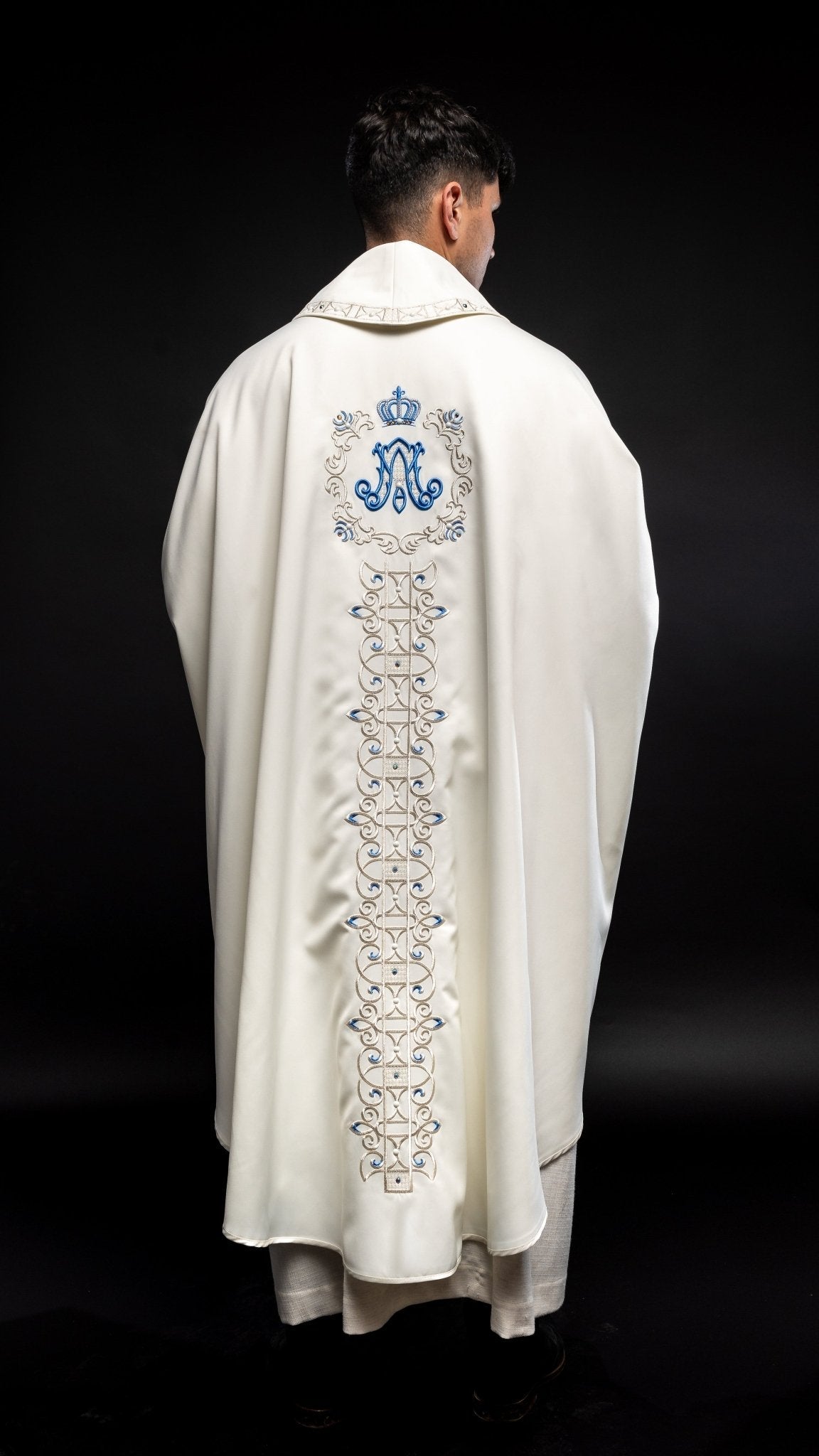 Casulla con bordada mariana