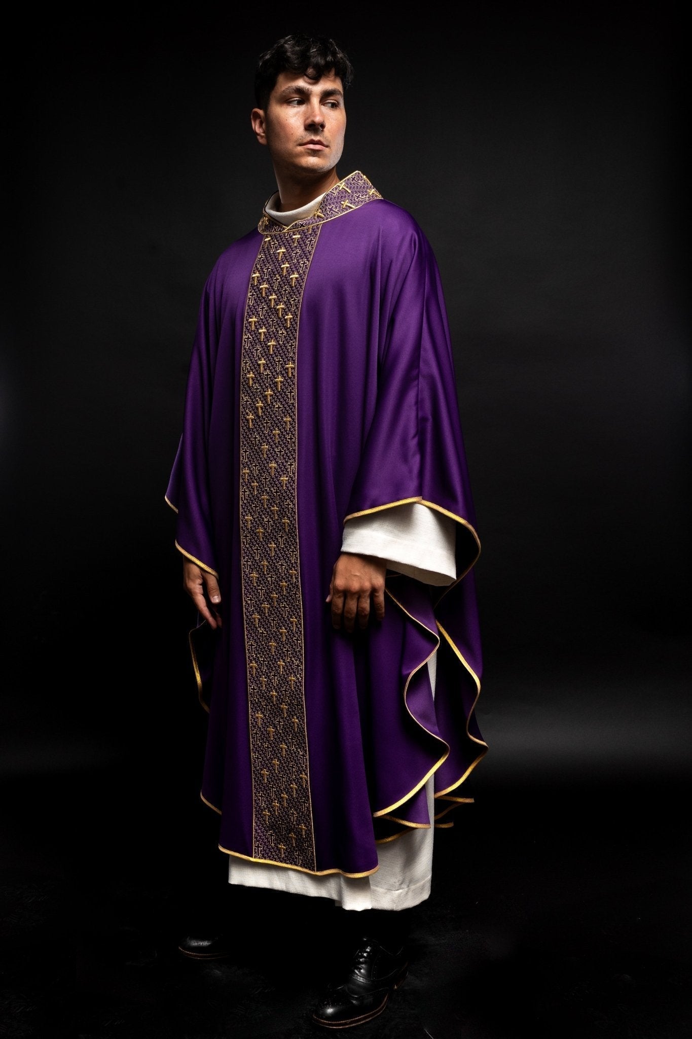 Casulla con cinturón ricamente bordado en cruces de color morado