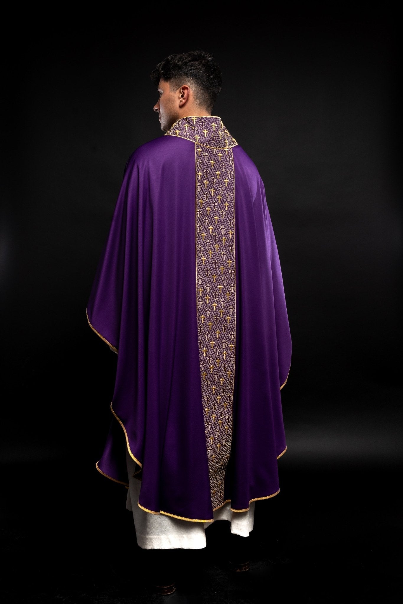 Casulla con cinturón ricamente bordado en cruces de color morado