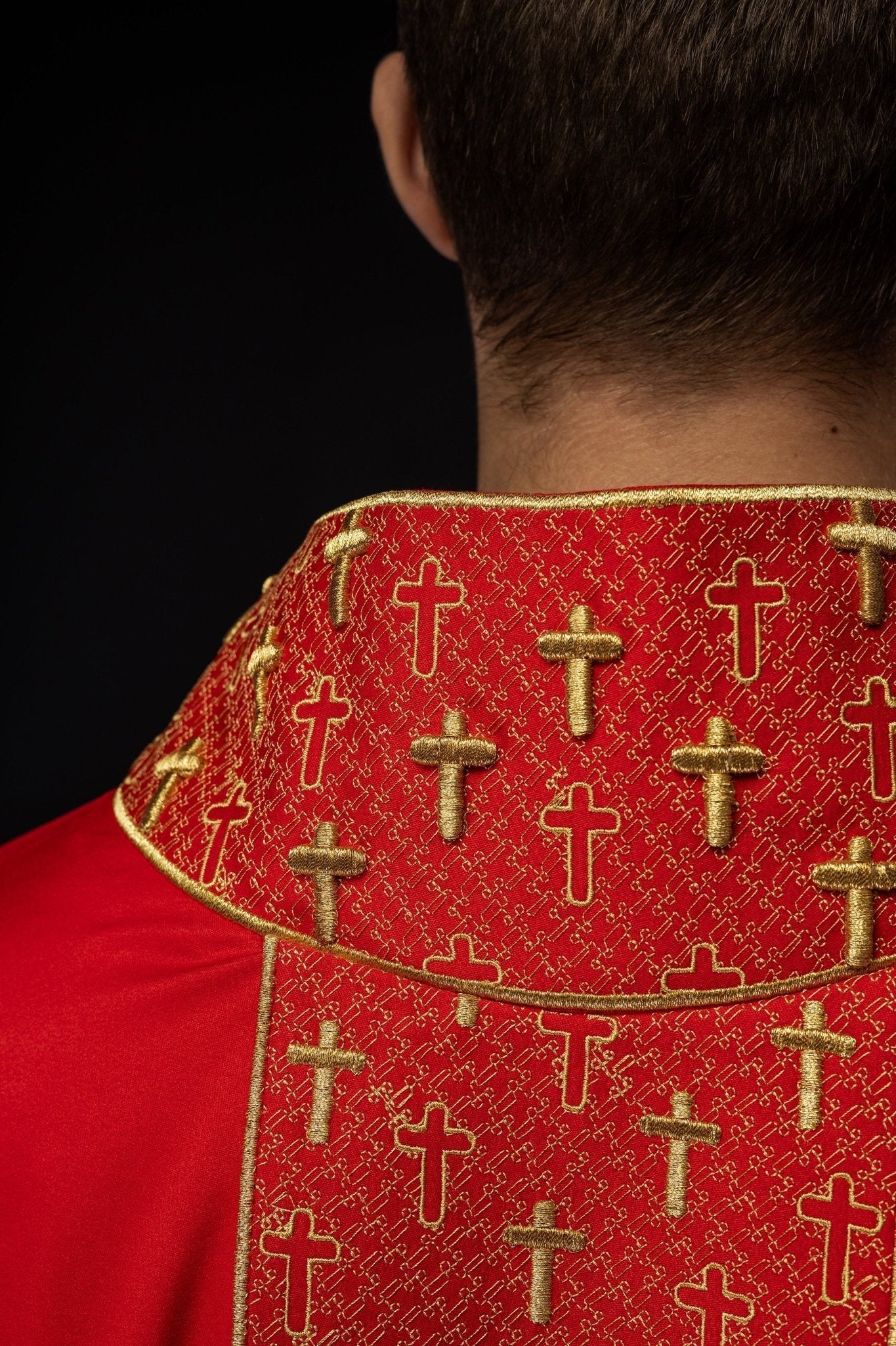 Casulla con cinturón ricamente bordado en cruces de color rojo