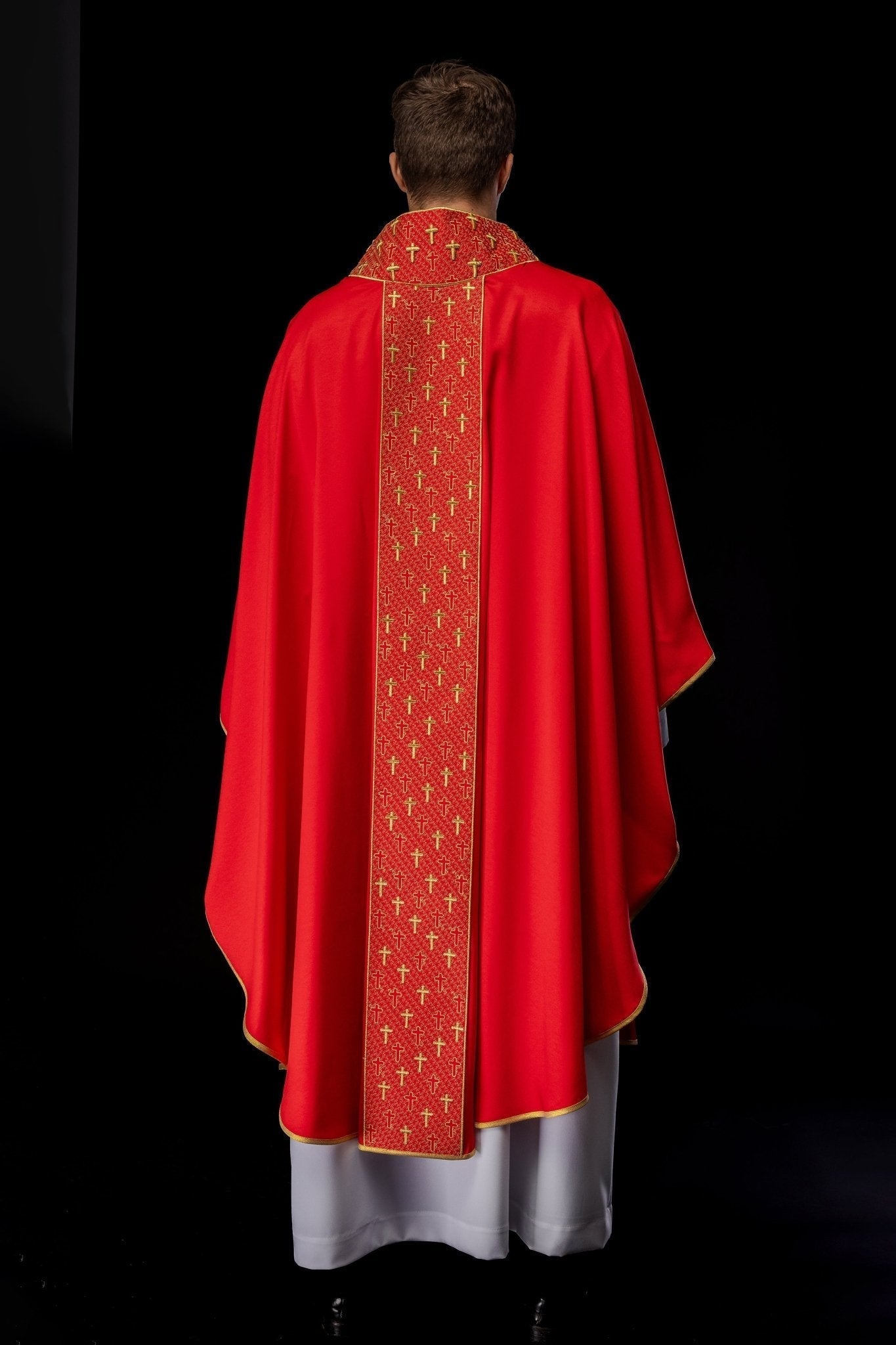Casulla con cinturón ricamente bordado en cruces de color rojo