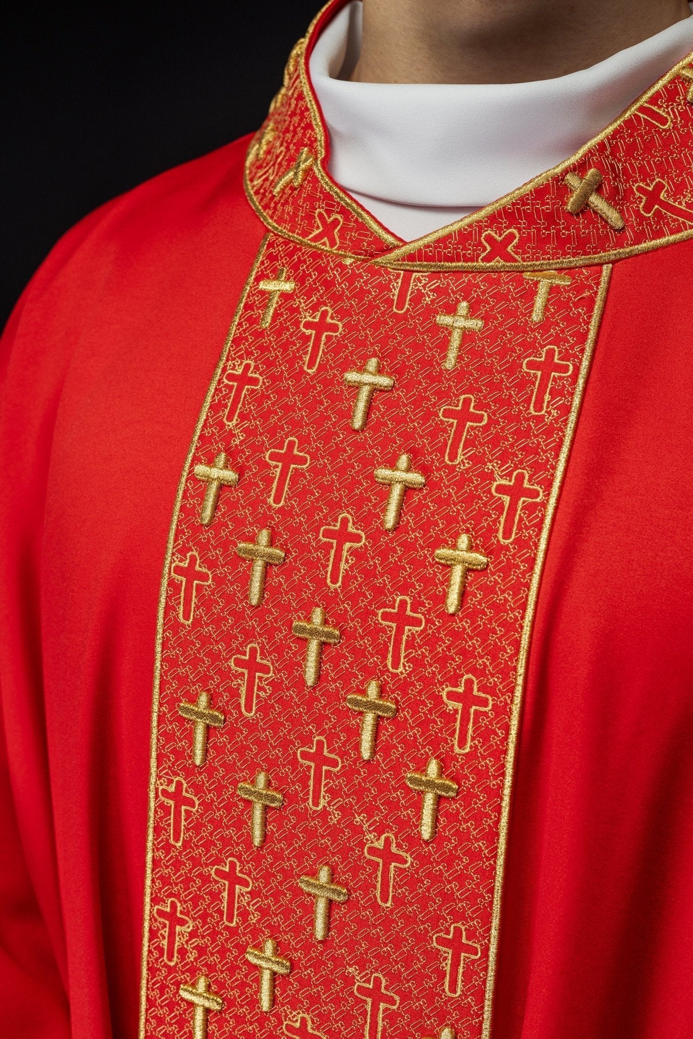 Casulla con cinturón ricamente bordado en cruces de color rojo