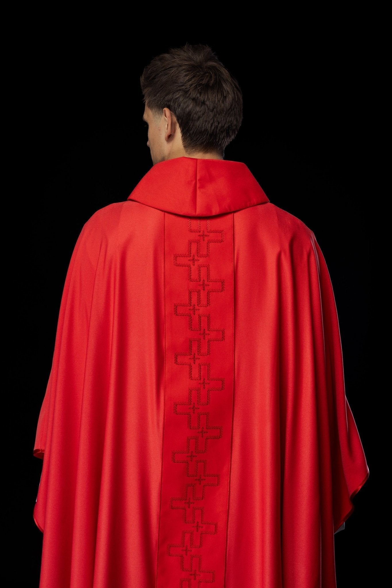 Casulla con cinturón ricamente bordado en cruz roja
