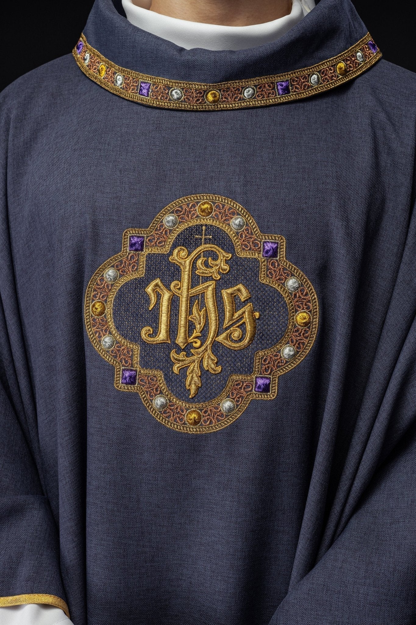 Casulla con rico bordado IHS y cuello en color morado