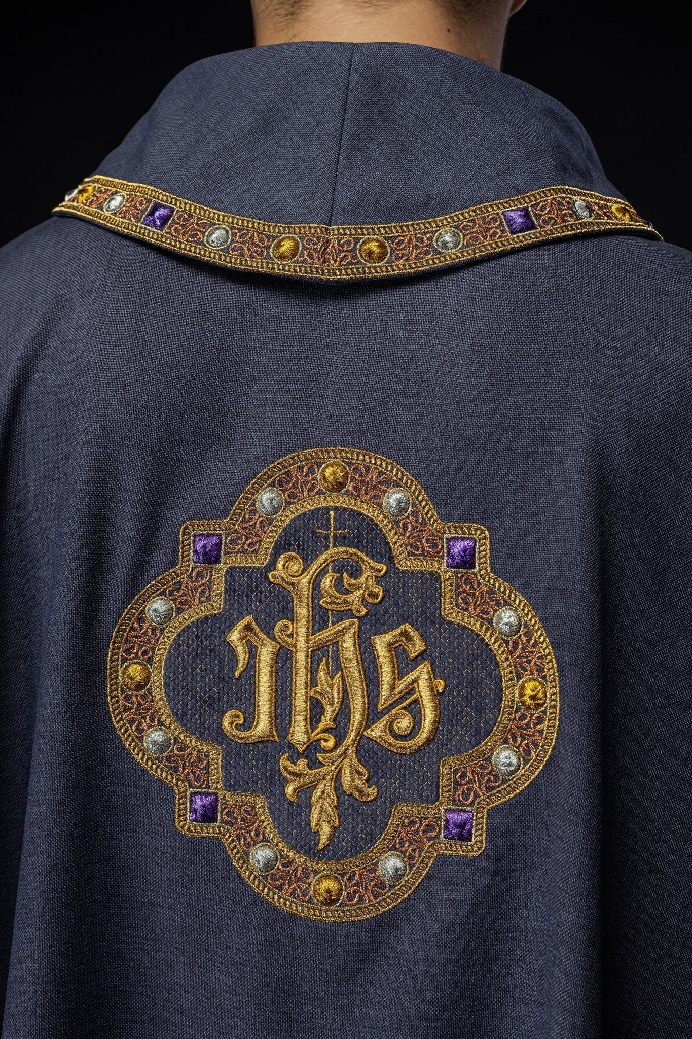 Casulla con rico bordado IHS y cuello en color morado