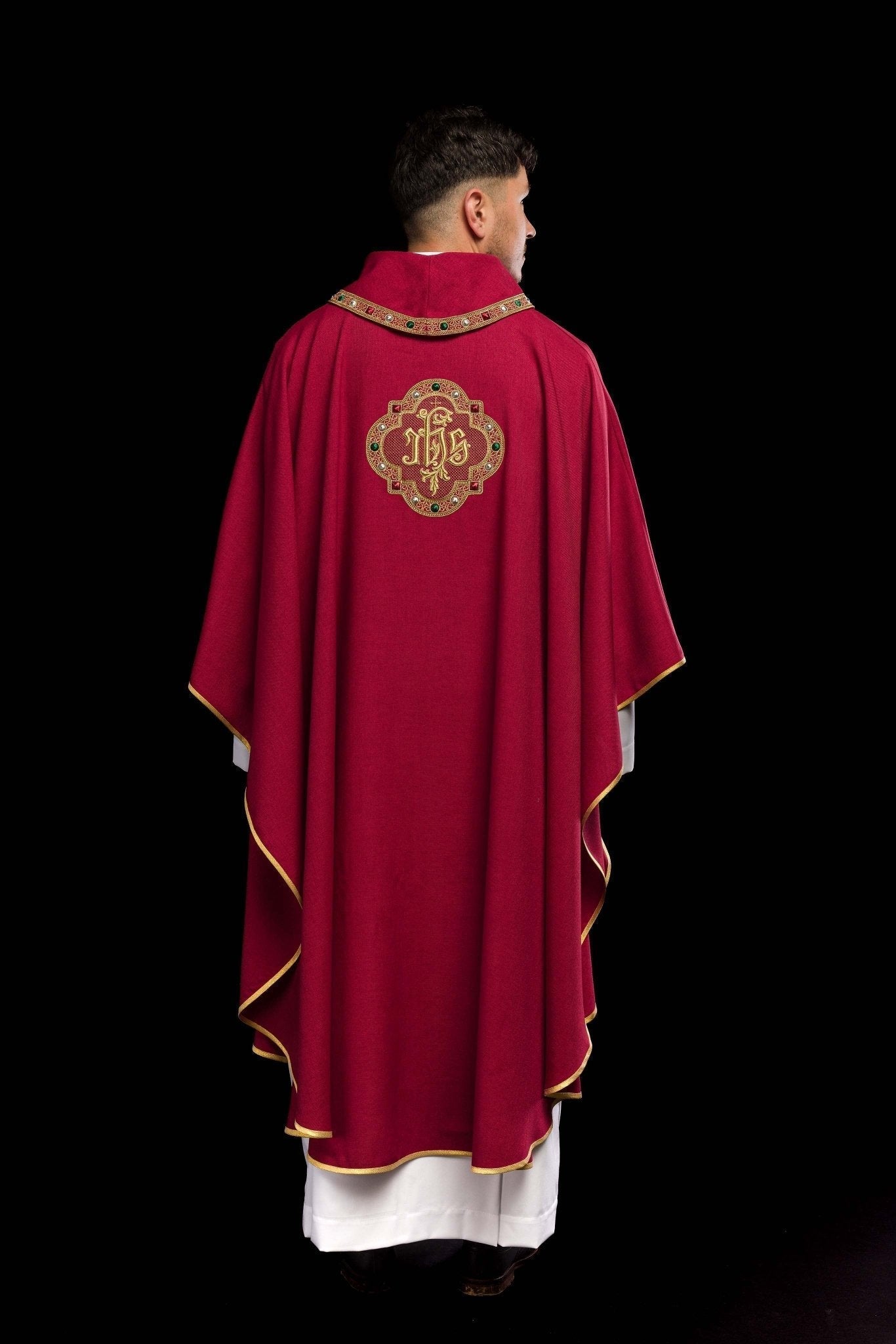 Casulla con rico bordado IHS y cuello en color rojo