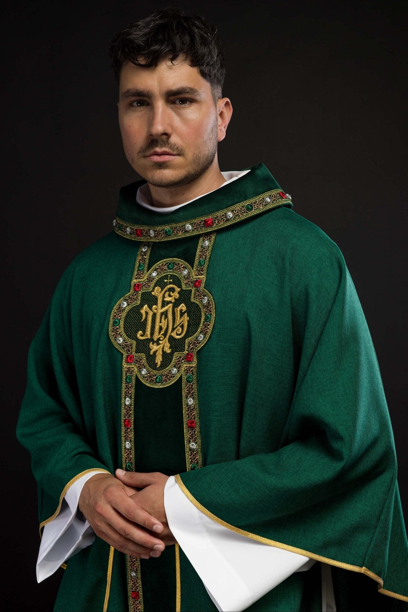 Casulla con cinturón ricamente bordado y ribete alrededor del bordado IHS y cuello en verde