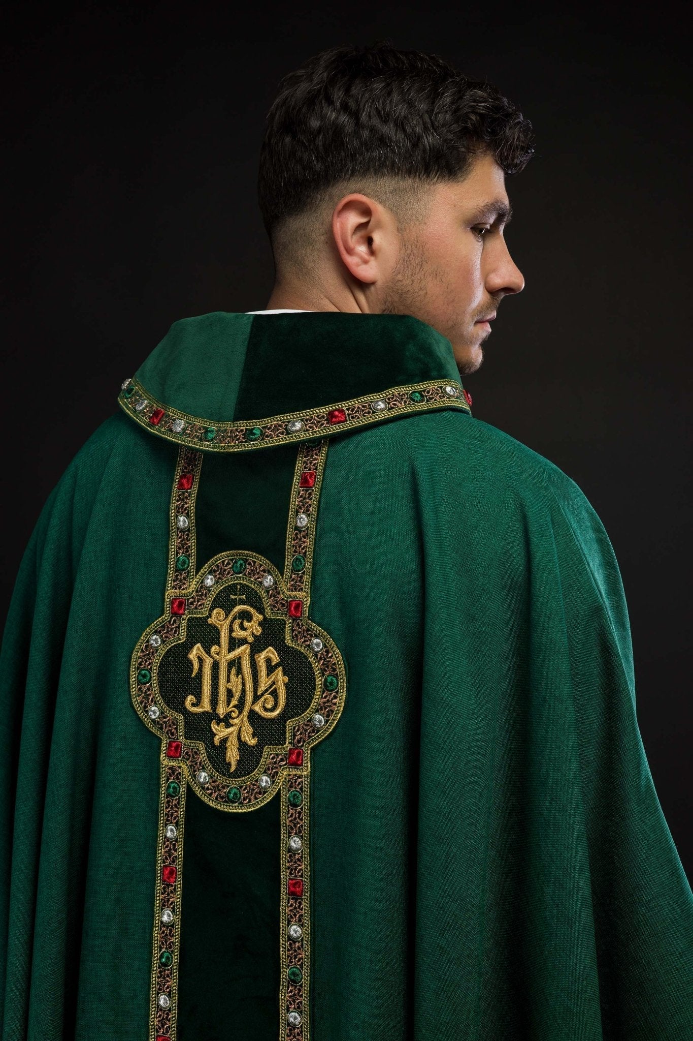 Casulla con cinturón ricamente bordado y ribete alrededor del bordado IHS y cuello en verde
