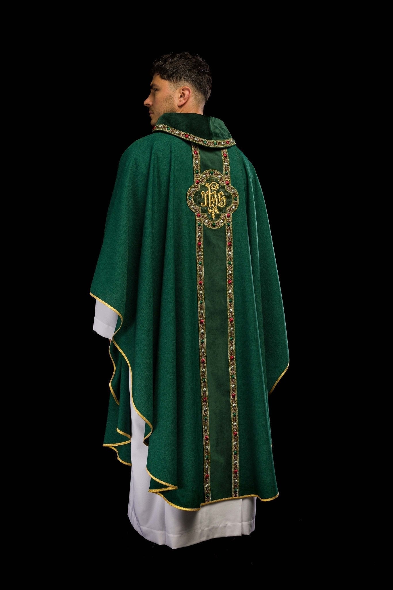 Casulla con cinturón ricamente bordado y ribete alrededor del bordado IHS y cuello en verde