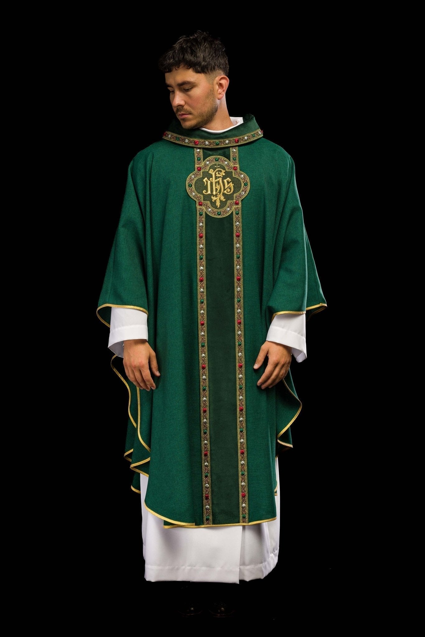 Casulla con cinturón ricamente bordado y ribete alrededor del bordado IHS y cuello en verde