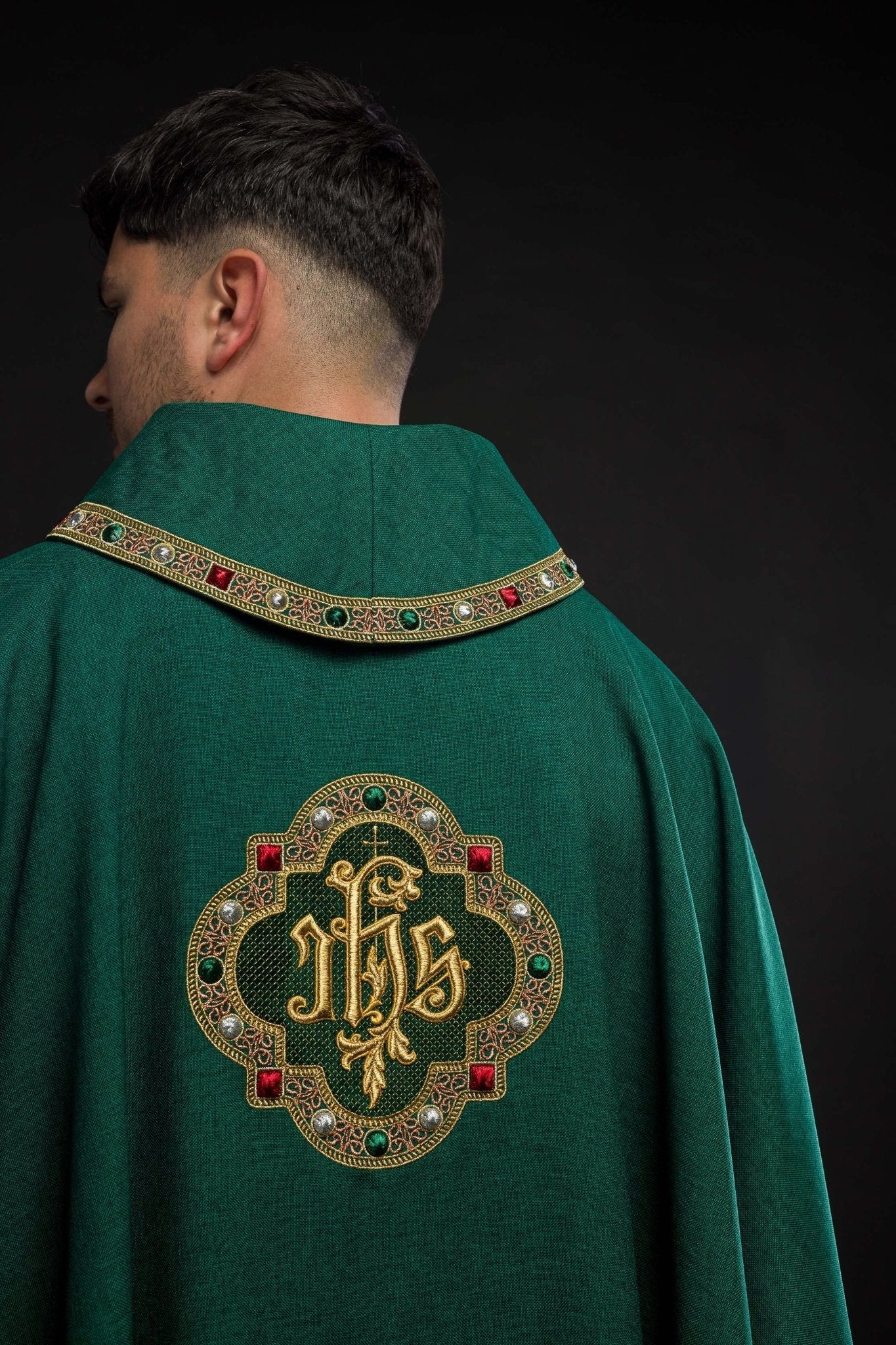 Casulla con rico bordado IHS y cuello en color verde