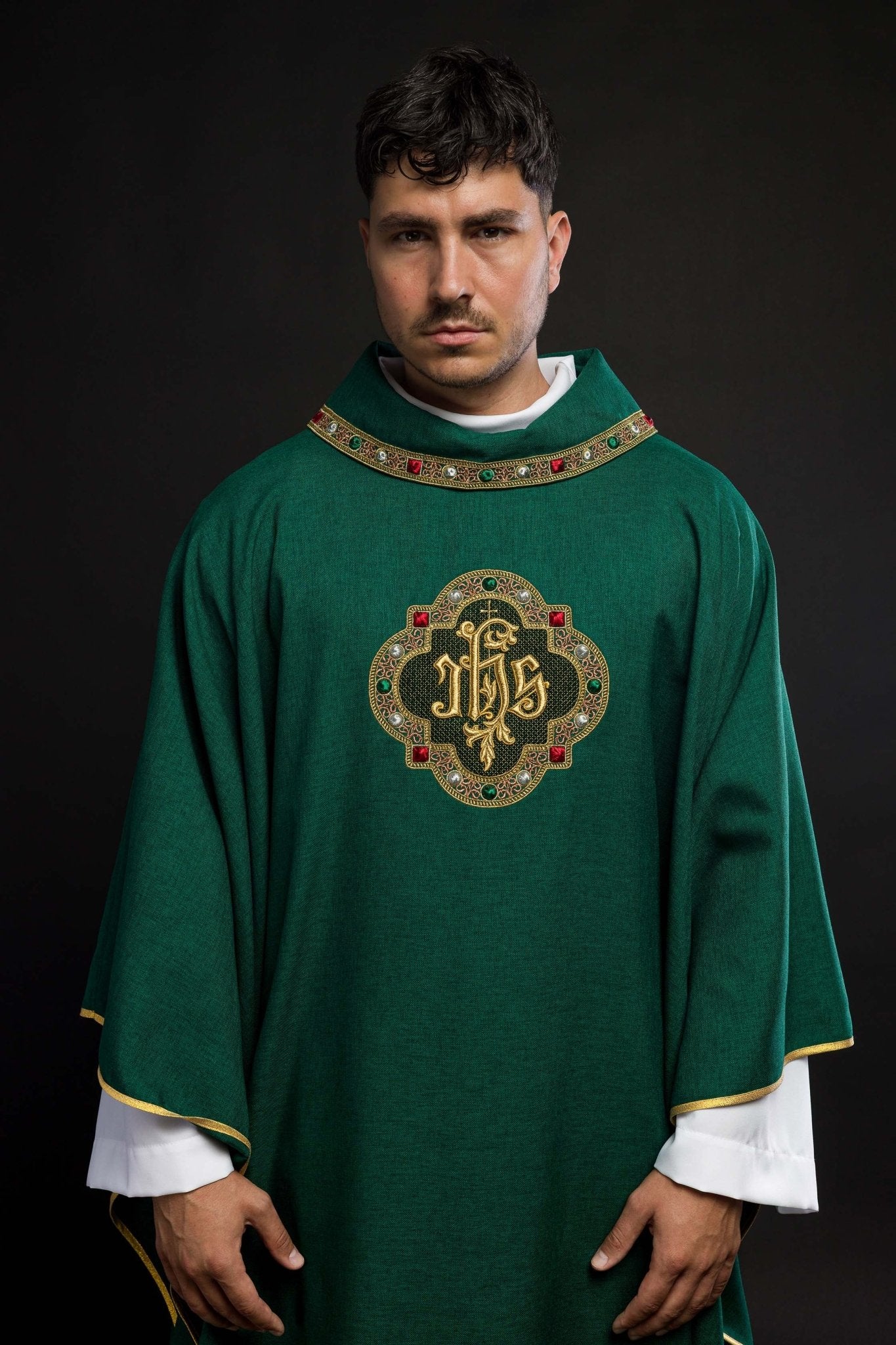 Casulla con rico bordado IHS y cuello en color verde