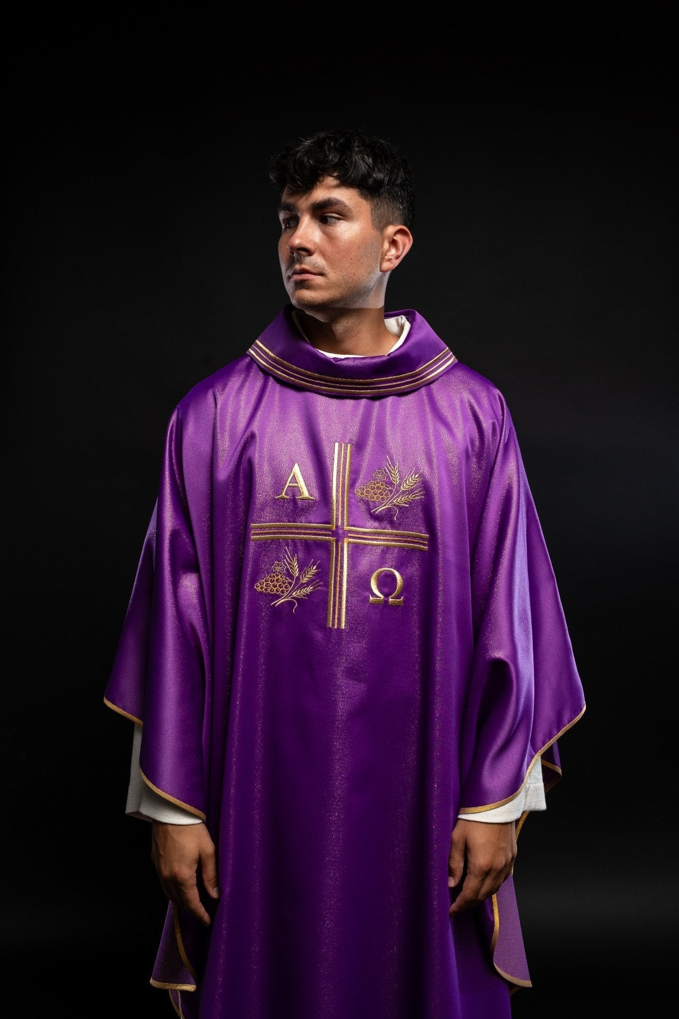 Casulla con cruz bordada, motivos Alfa y Omega y de color morado