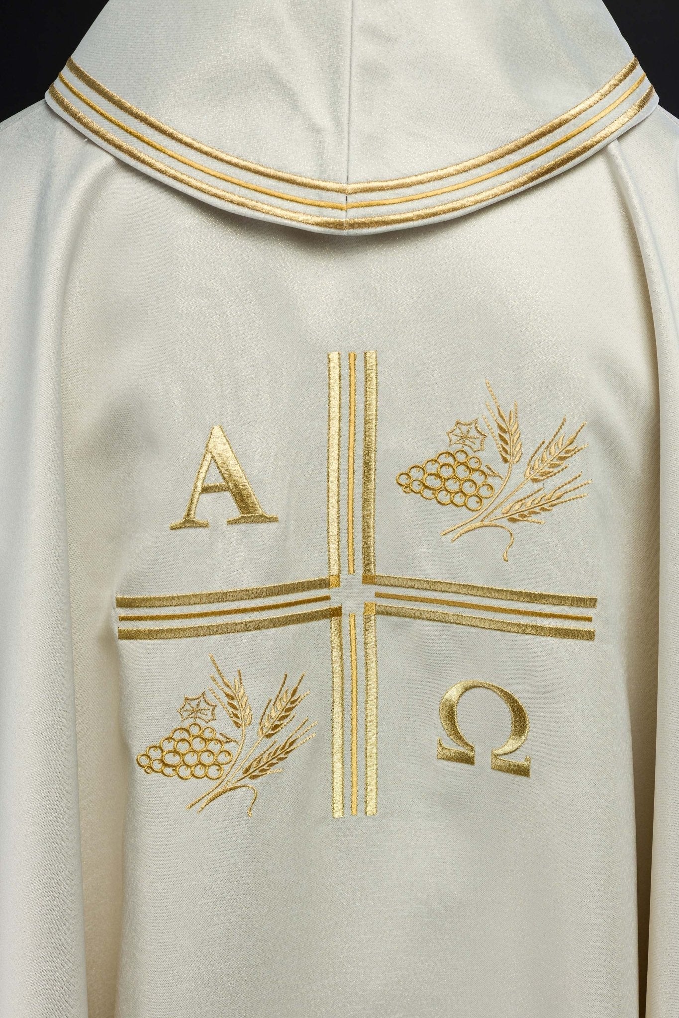 Casulla con cruz bordada y motivos de Alfa y Omega y orejas en color crudo