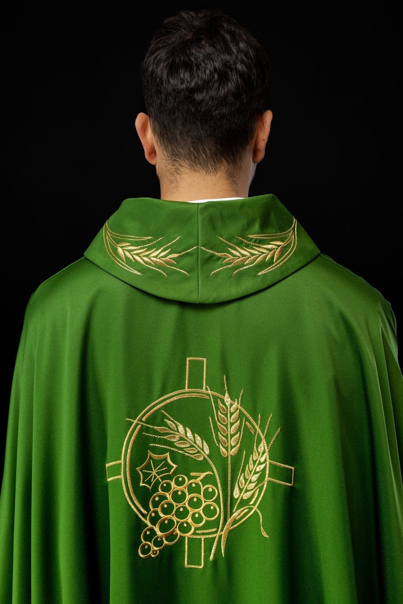 Casulla con cruz bordada y motivos de orejas en verde