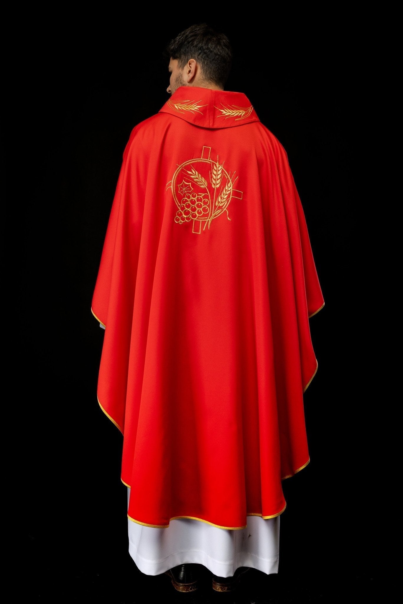 Casulla con cruz bordada y motivos de orejas rojas