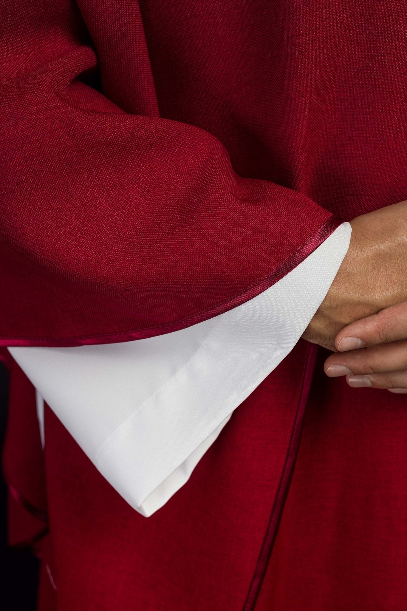 Casulla con cruz bordada y ribete dorado en el cuello de color roj