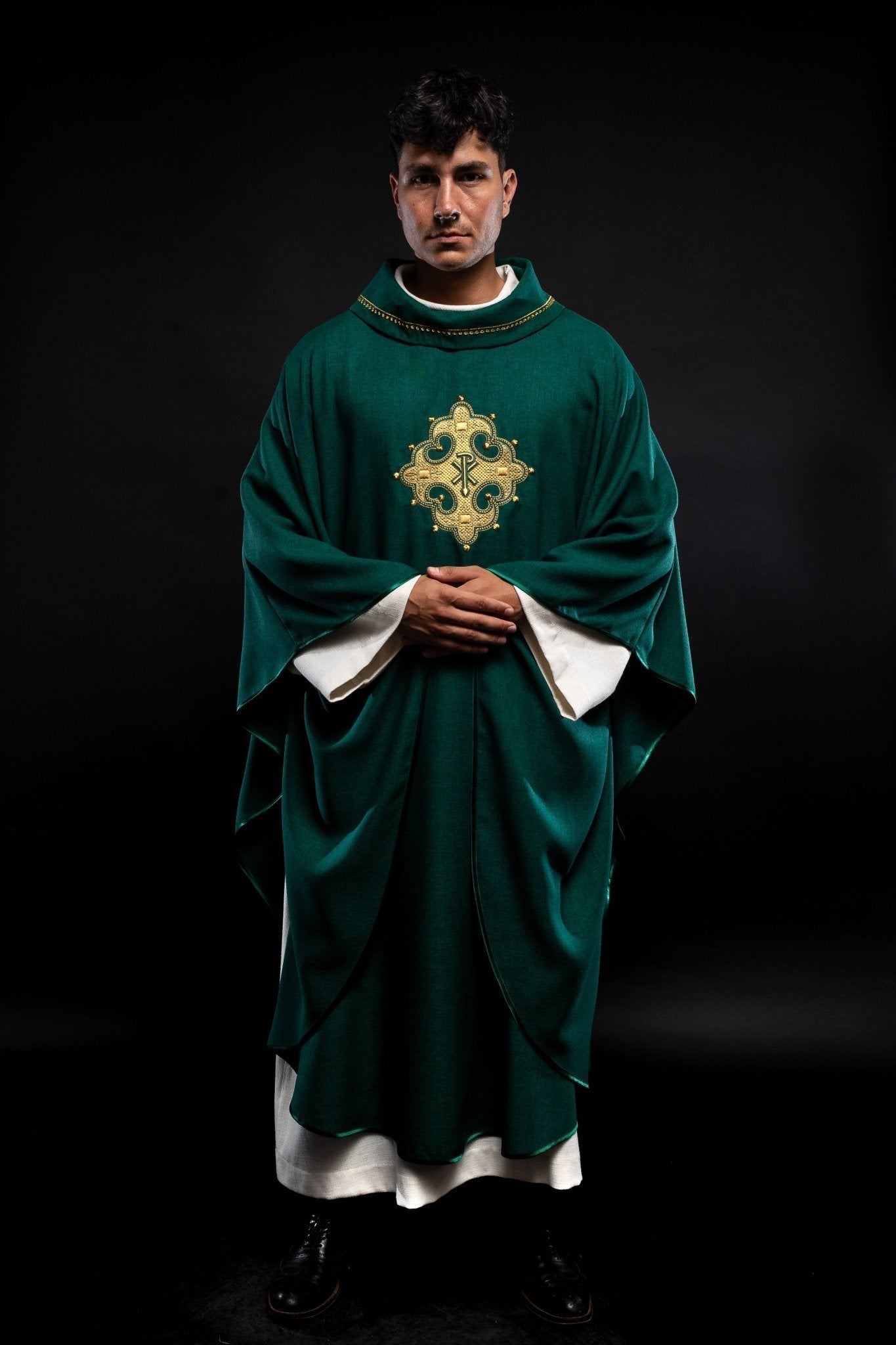 Casulla con cruz bordada y ribete dorado en el cuello y de color verde