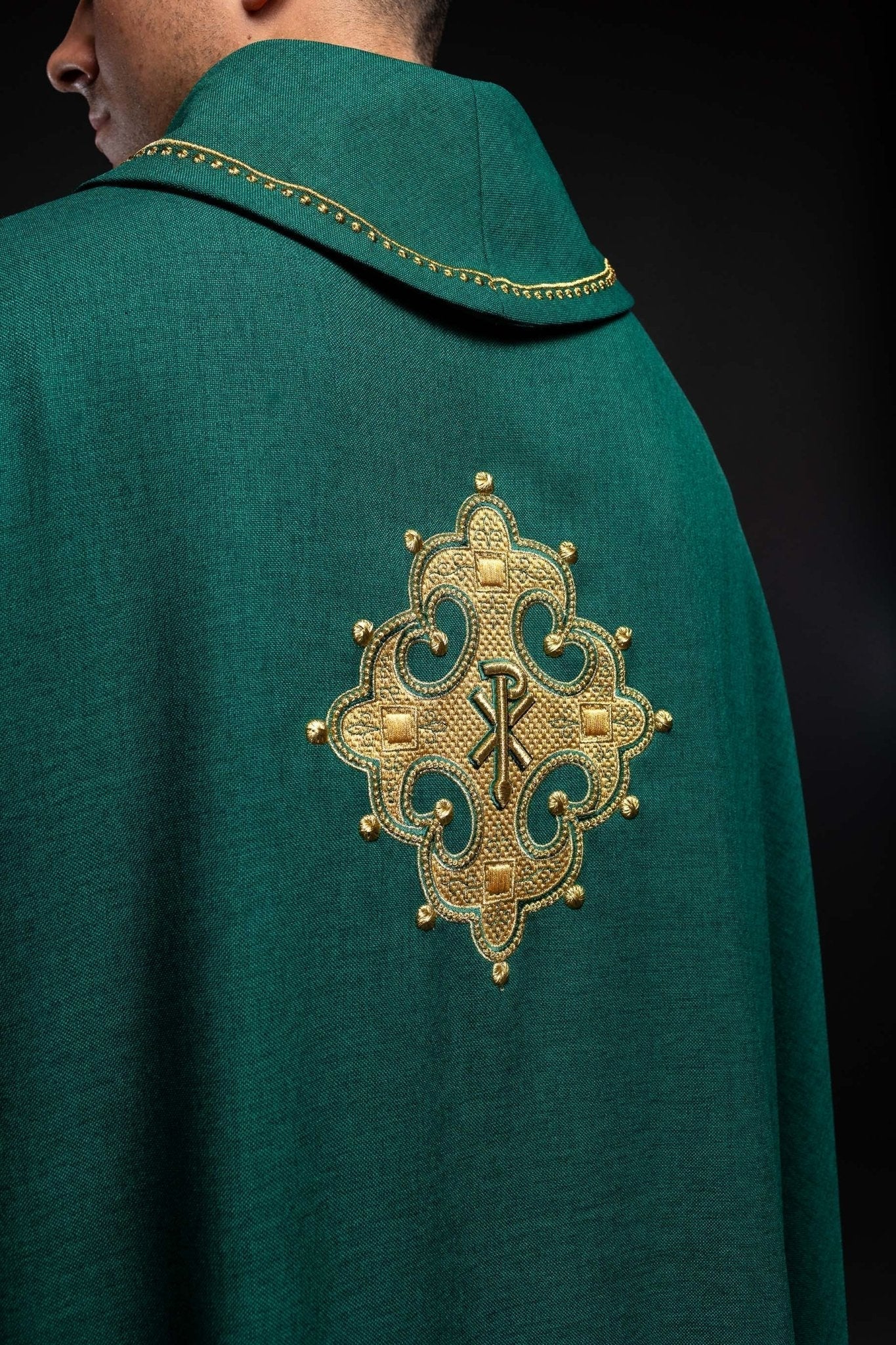 Casulla con cruz bordada y ribete dorado en el cuello y de color verde