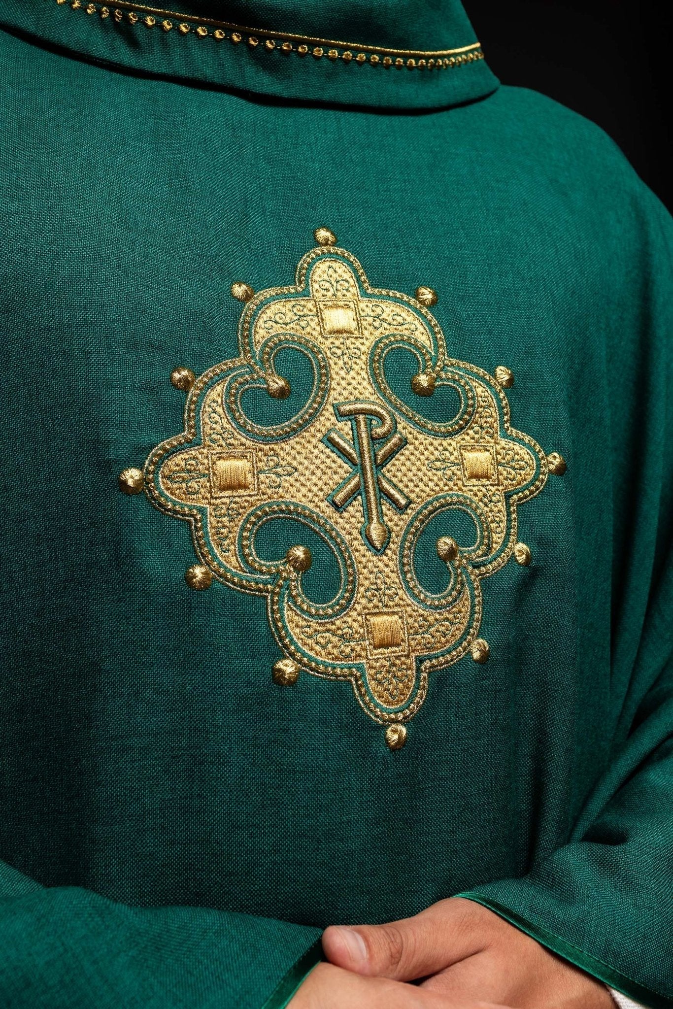 Casulla con cruz bordada y ribete dorado en el cuello y de color verde