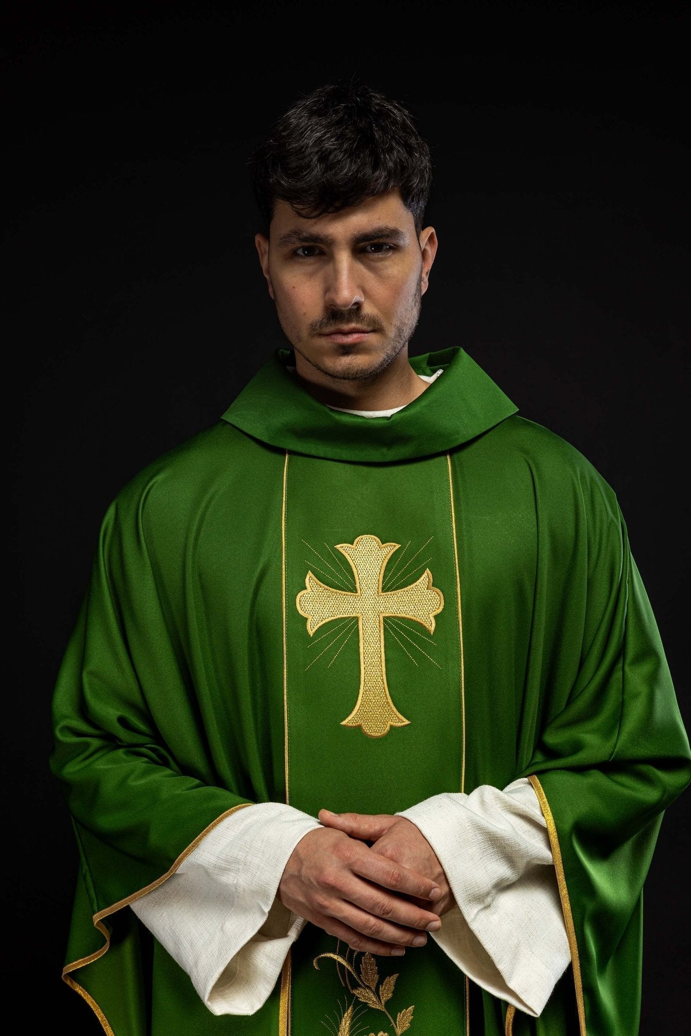 Casulla con cruz verde bordada y espigas de trigo