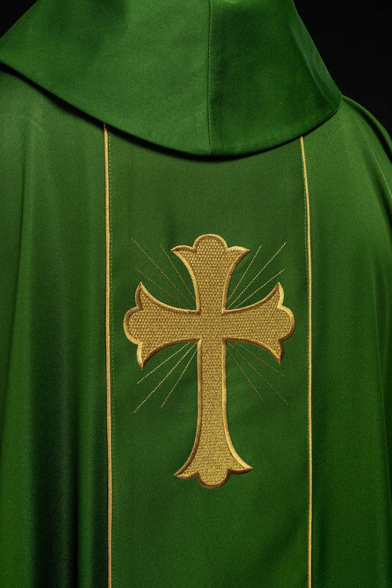 Casulla con cruz verde bordada y espigas de trigo
