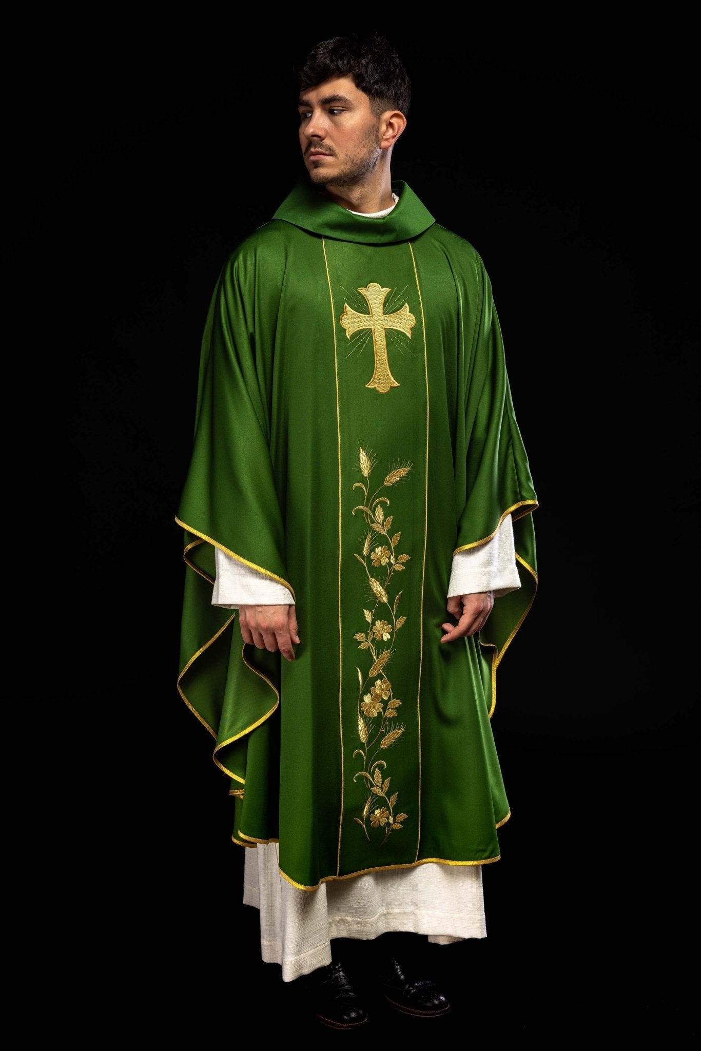 Casulla con cruz verde bordada y espigas de trigo