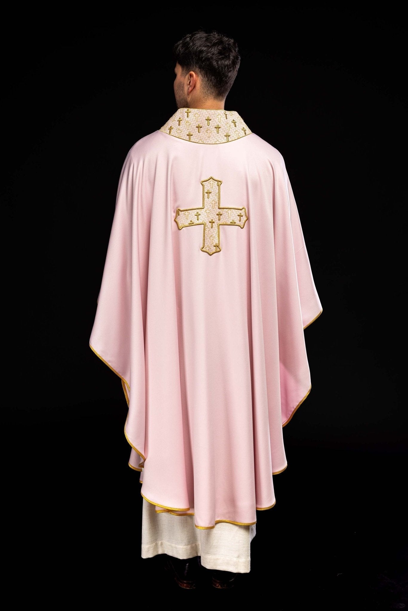 Casulla con una cruz ricamente bordada y cuello rosa