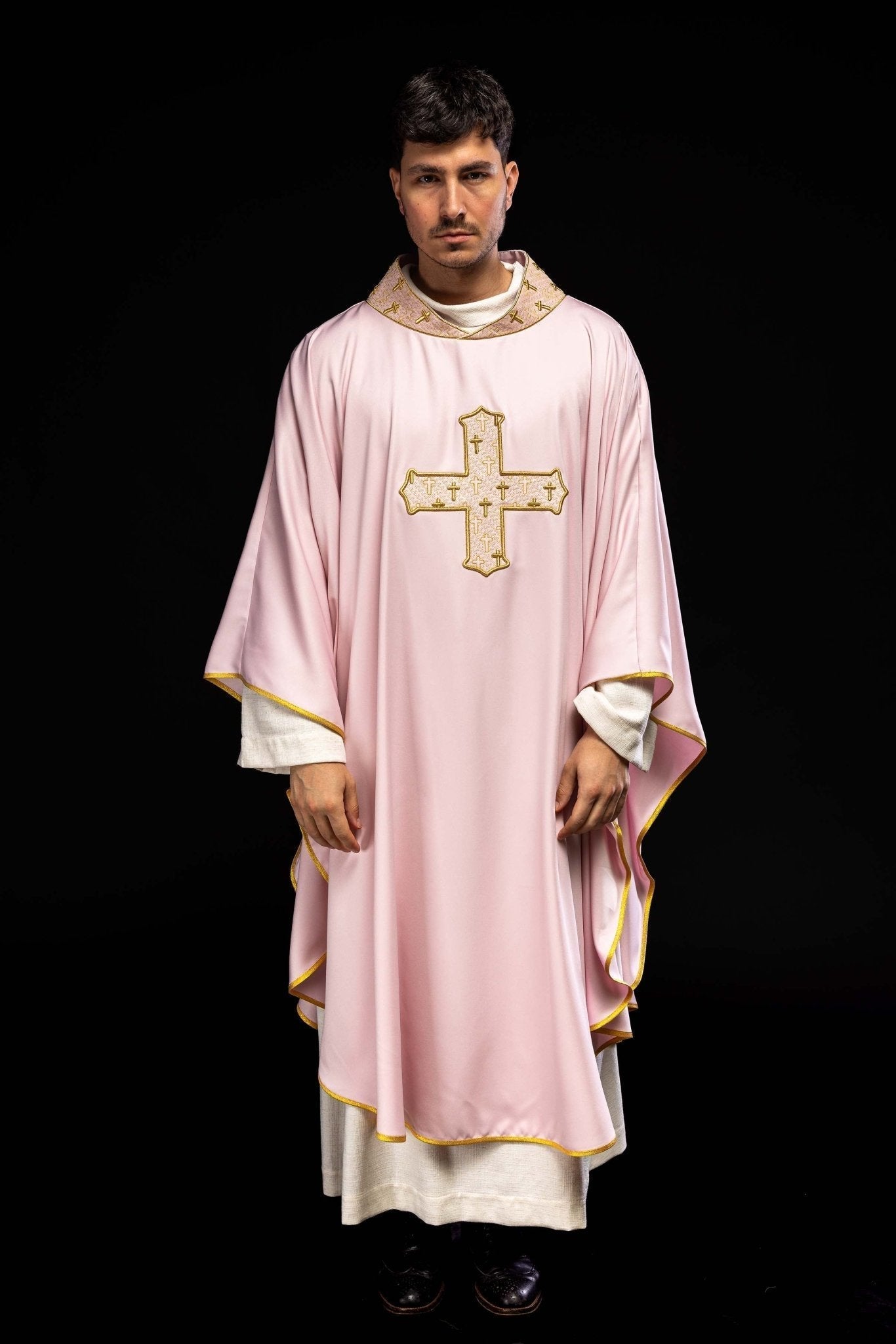 Casulla con una cruz ricamente bordada y cuello rosa