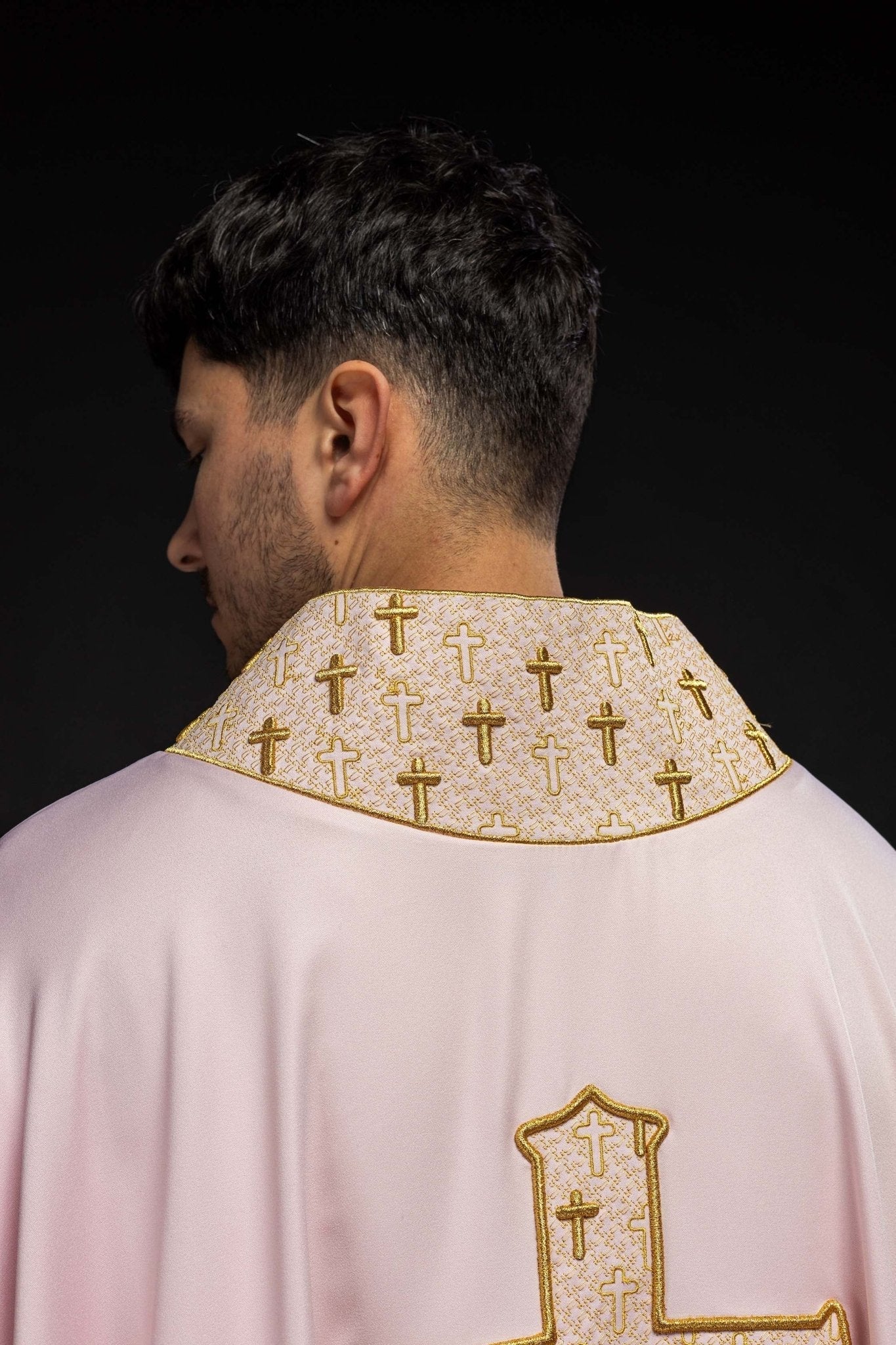Casulla con una cruz ricamente bordada y cuello rosa