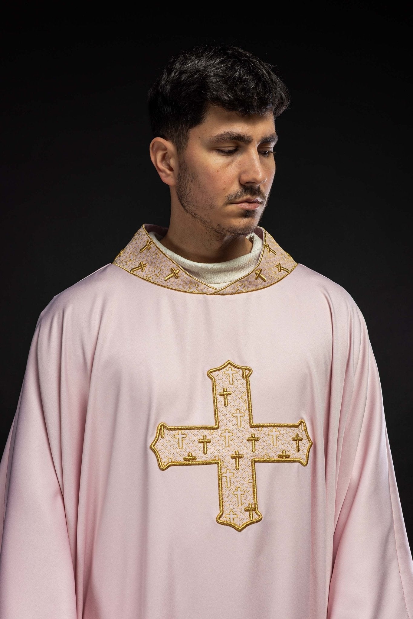 Casulla con una cruz ricamente bordada y cuello rosa