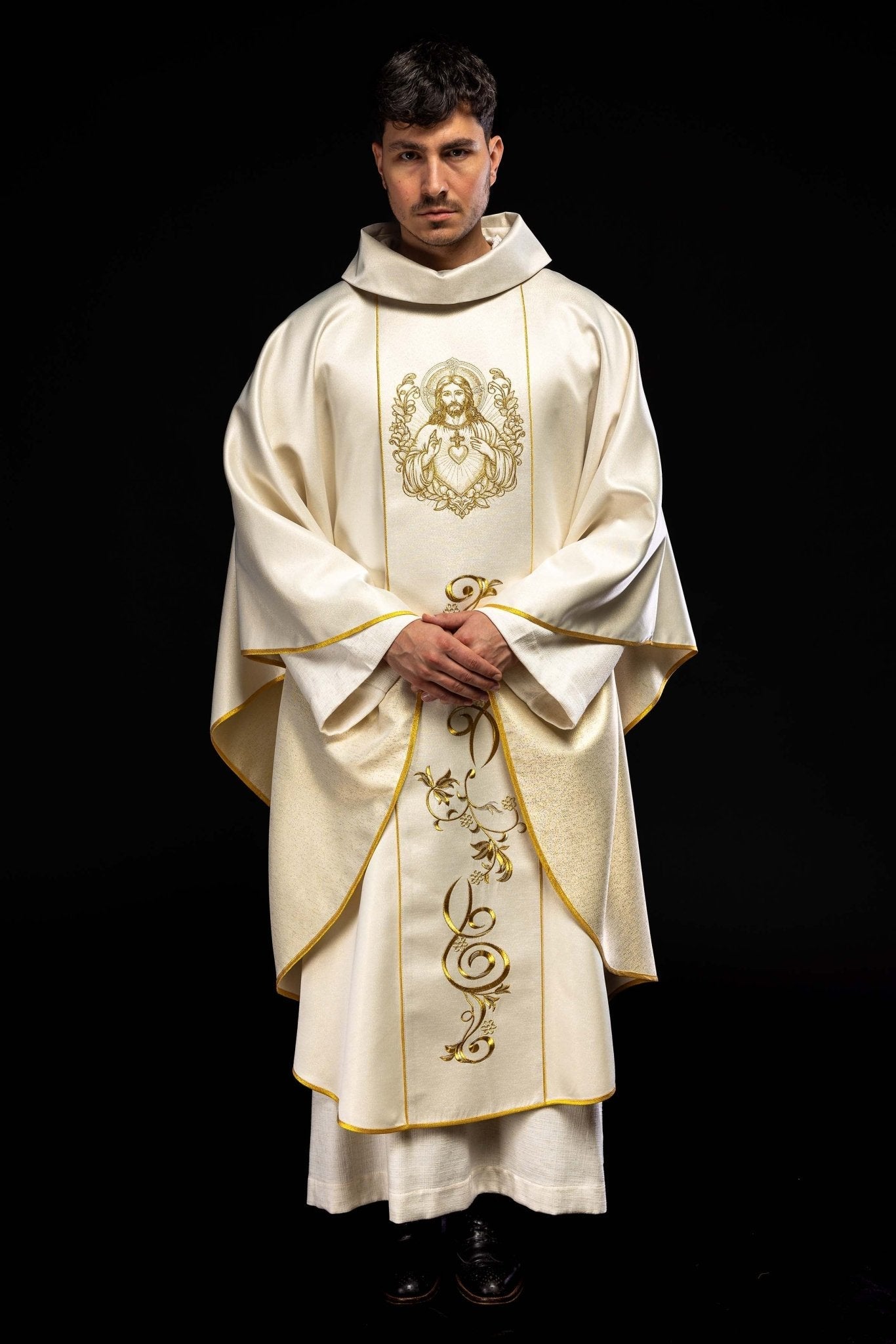 Casulla cruda con imagen del Sagrado Corazón de Jesús