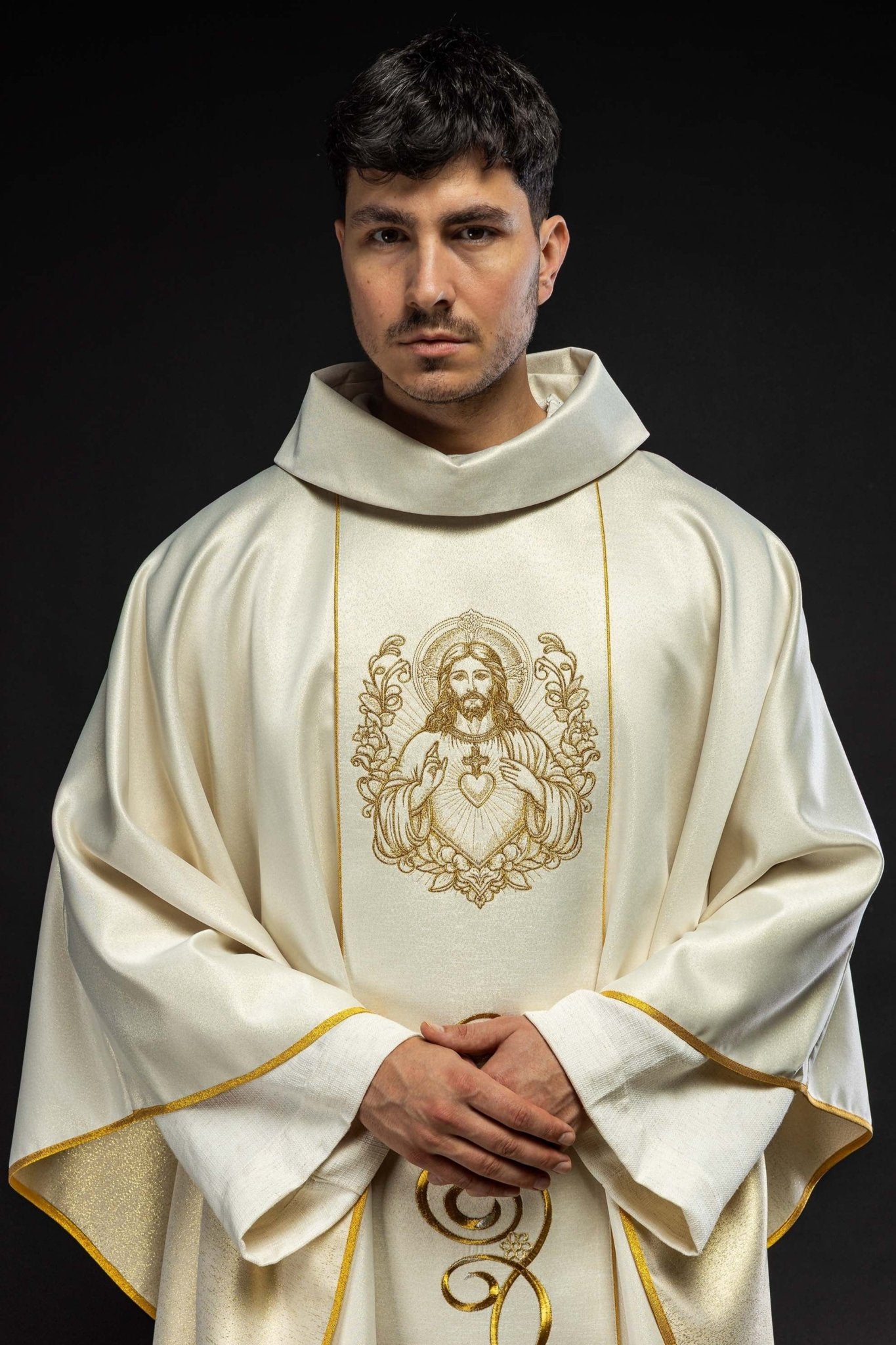 Casulla cruda con imagen del Sagrado Corazón de Jesús