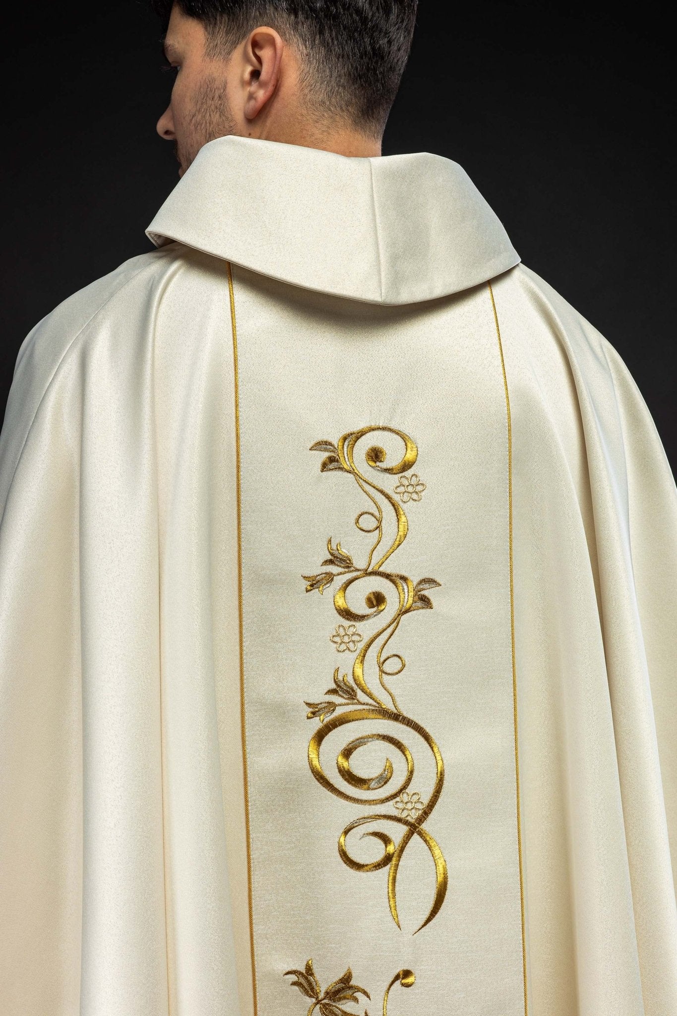 Casulla cruda con imagen del Sagrado Corazón de Jesús
