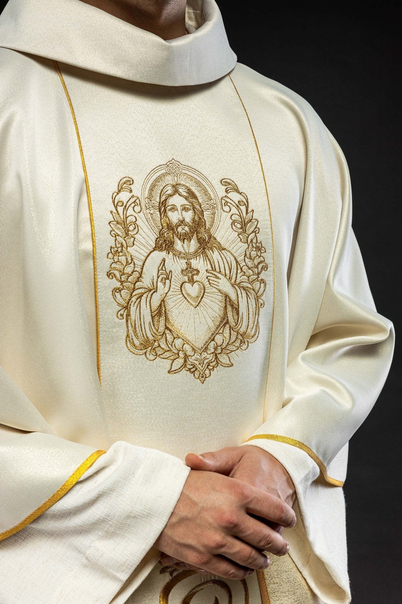 Casulla cruda con imagen del Sagrado Corazón de Jesús