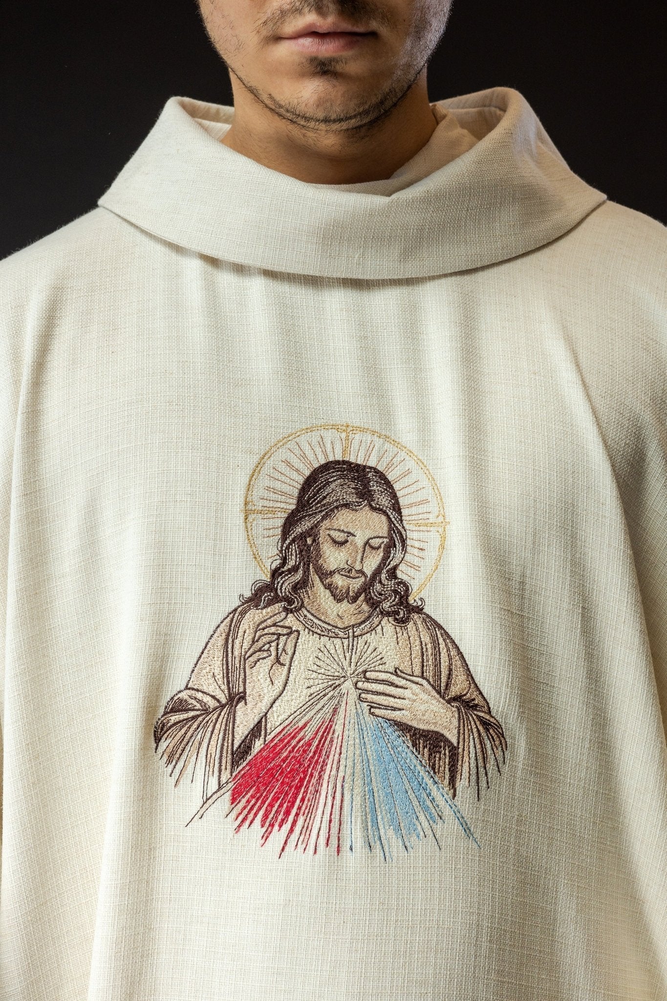 Casulla de color crudo con imagen de la Divina Misericordia