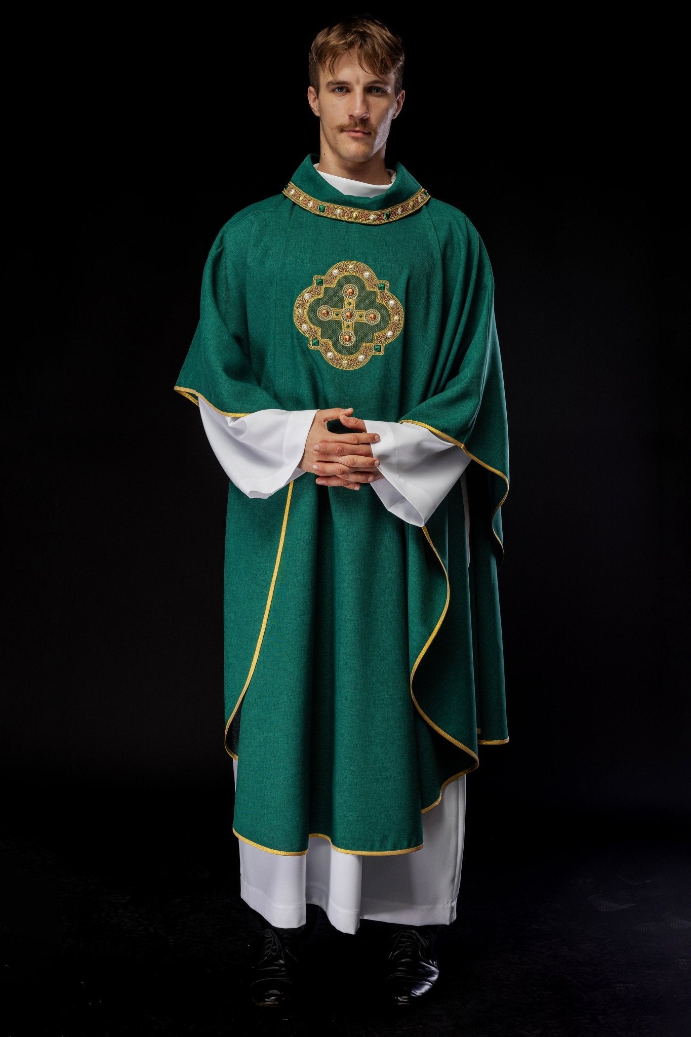 Casulla de color verde con ribetes bordados en el cuello y alrededor del bordado de la cruz