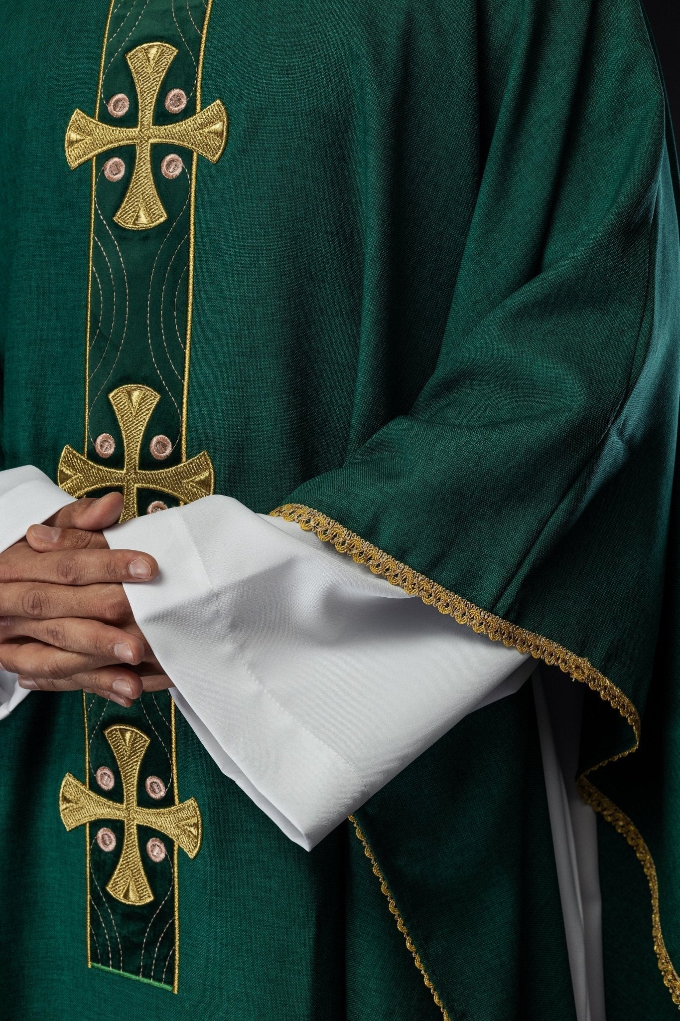 Casulla de cruces bordadas en oro y ribete del cuello en verde