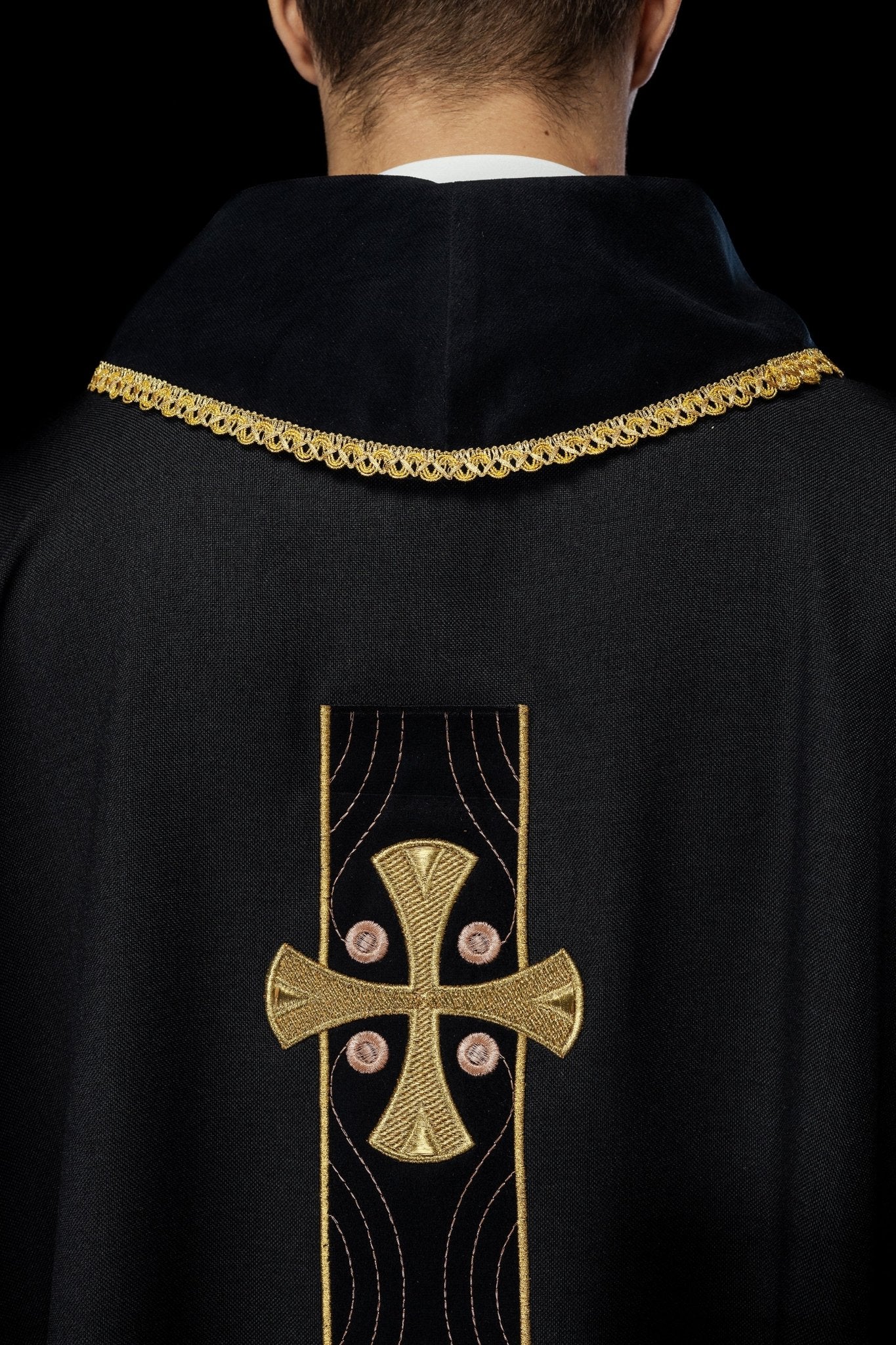 Casulla en cruces de oro bordadas y ribete del cuello en negro
