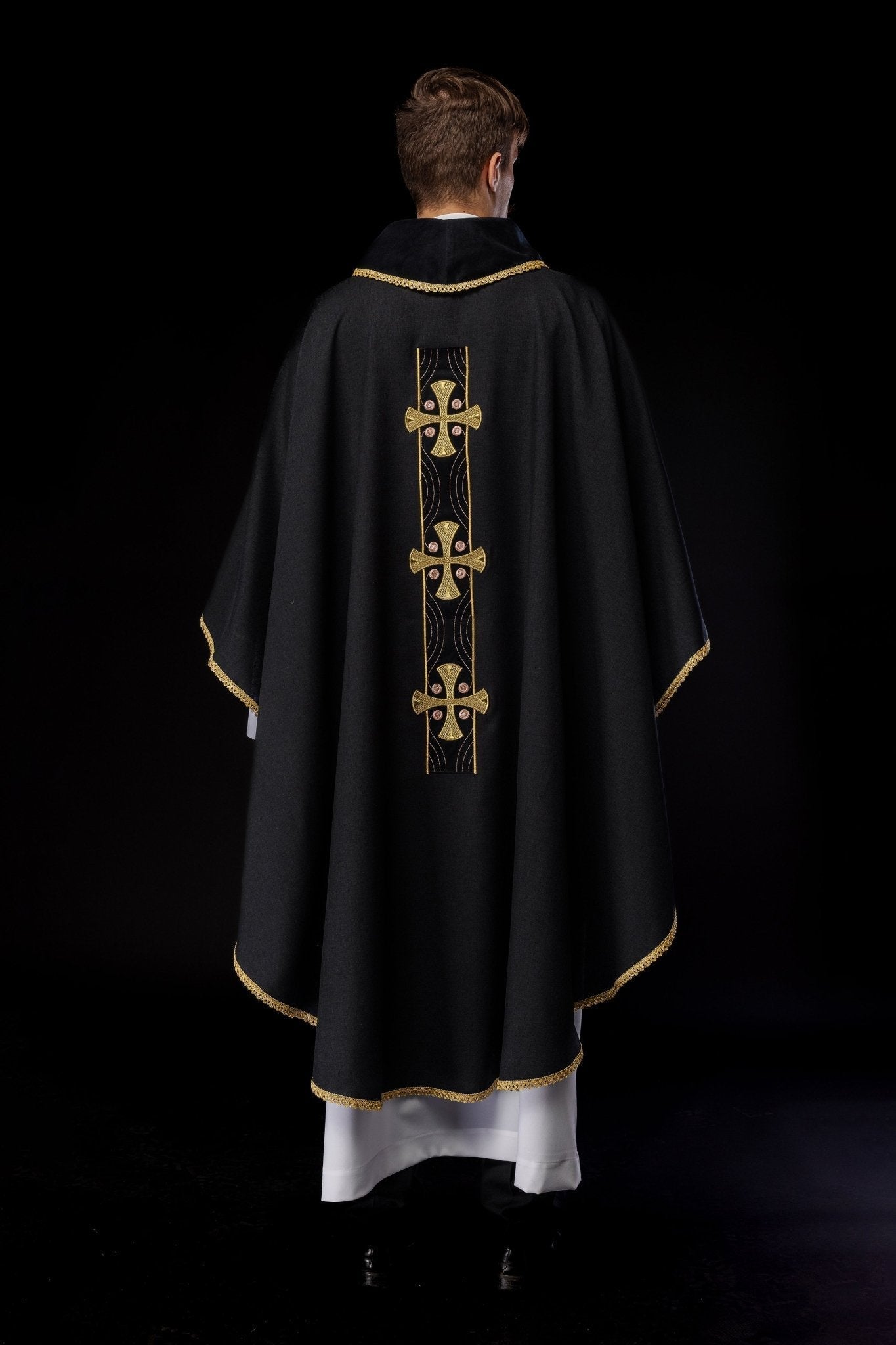 Casulla en cruces de oro bordadas y ribete del cuello en negro