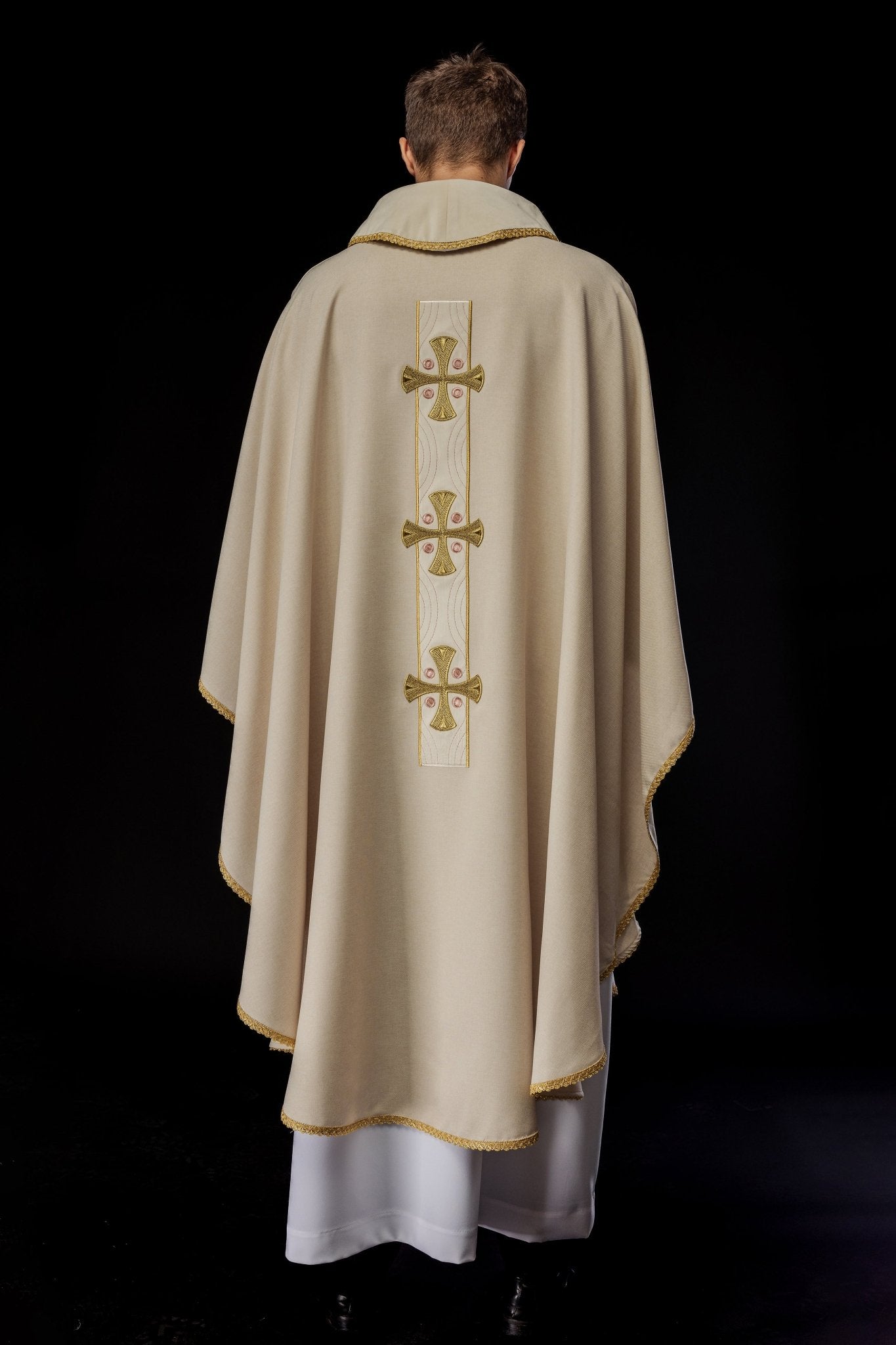 Casulla en cruces de oro bordadas y ribetes del cuello en crudo