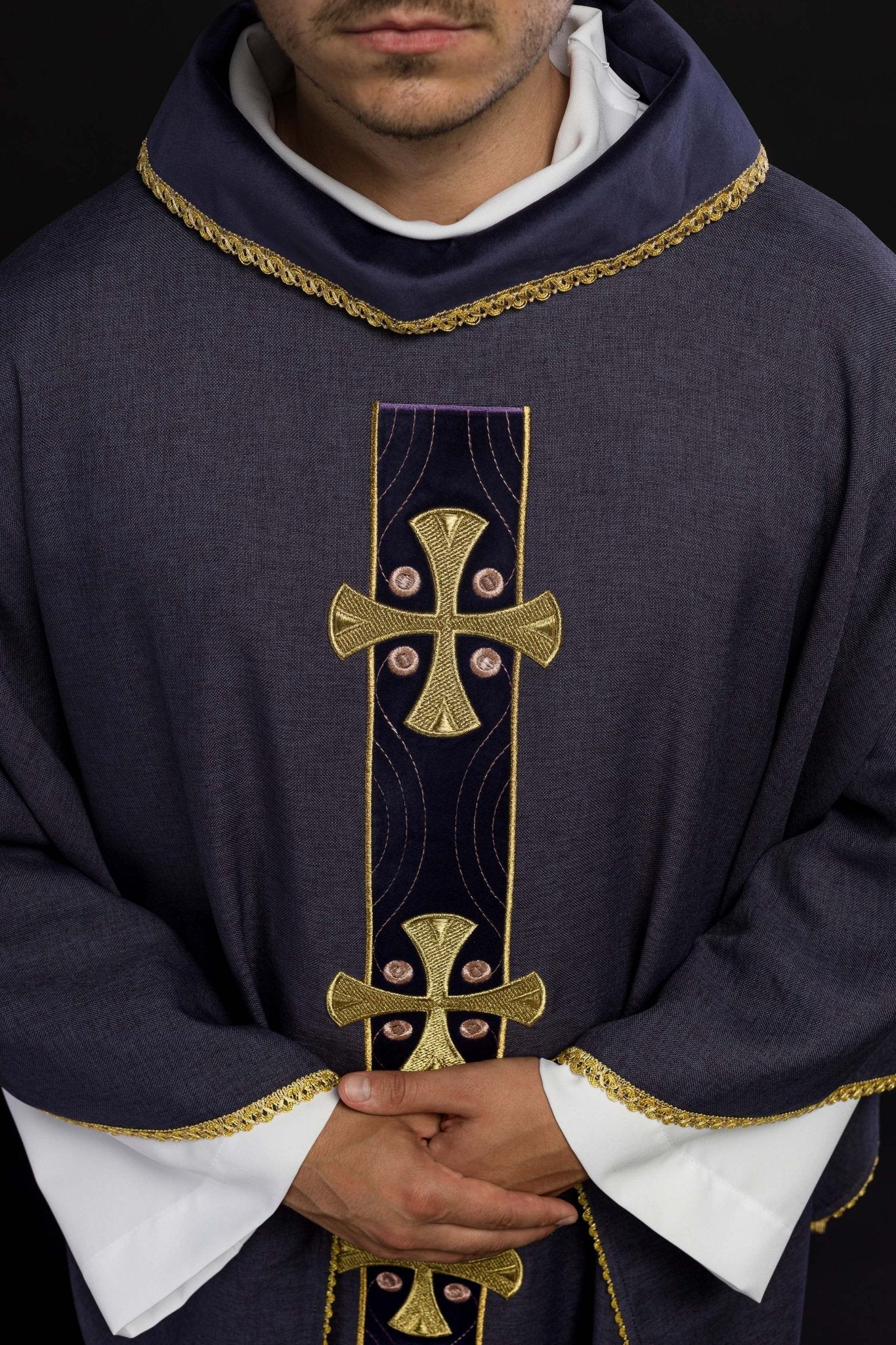 Casulla en cruces de oro bordadas y ribetes en el cuello en morado