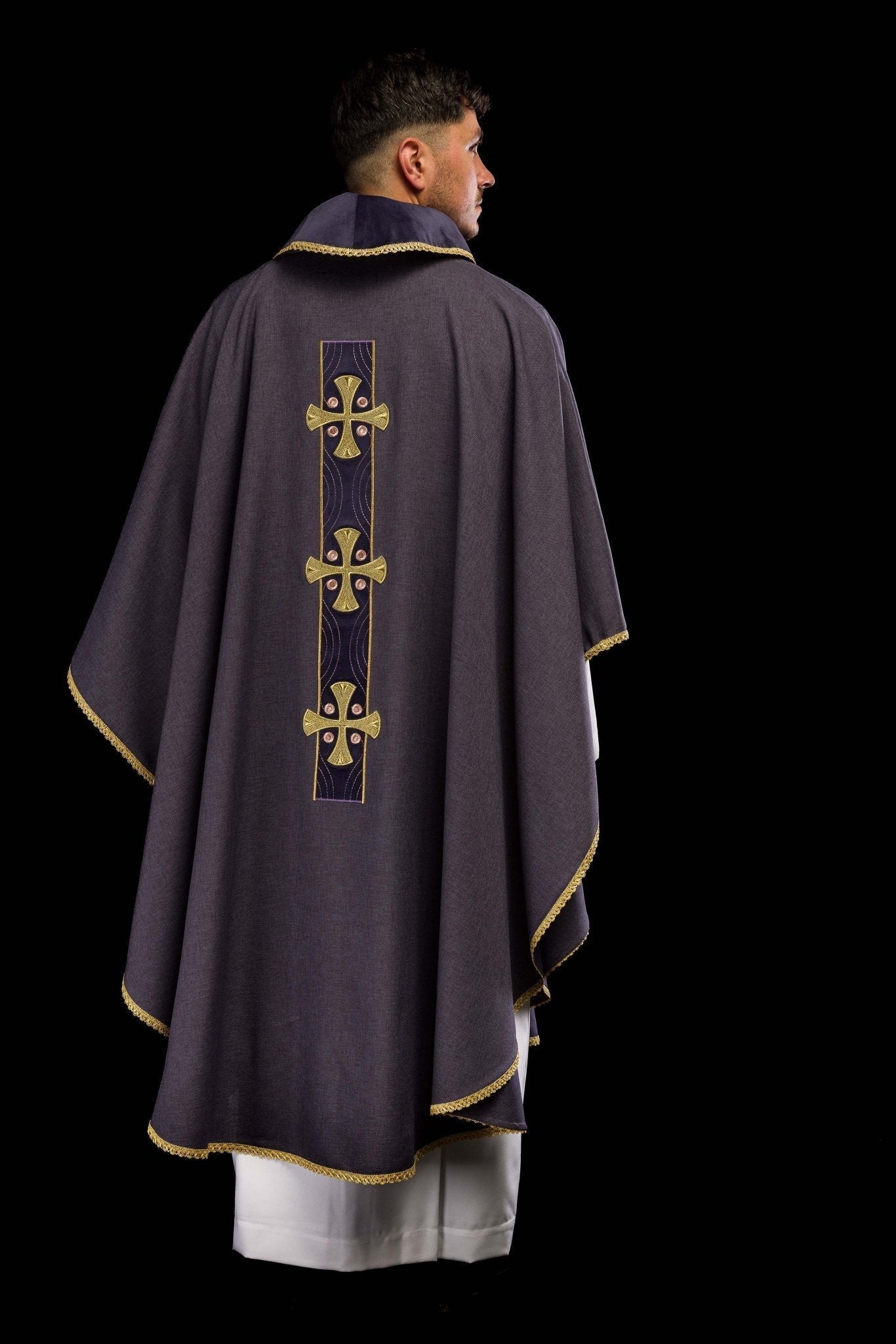 Casulla en cruces de oro bordadas y ribetes en el cuello en morado