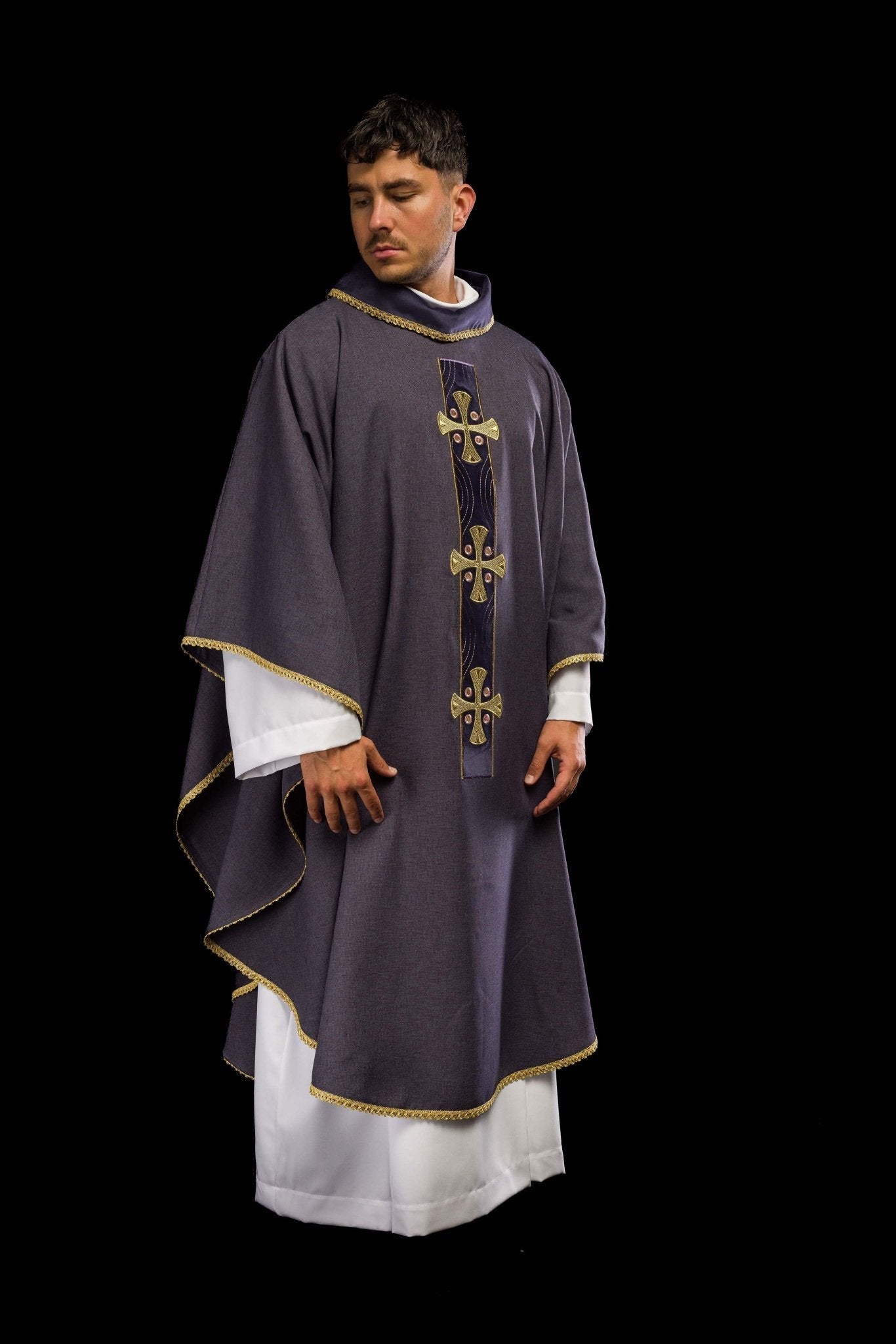 Casulla en cruces de oro bordadas y ribetes en el cuello en morado