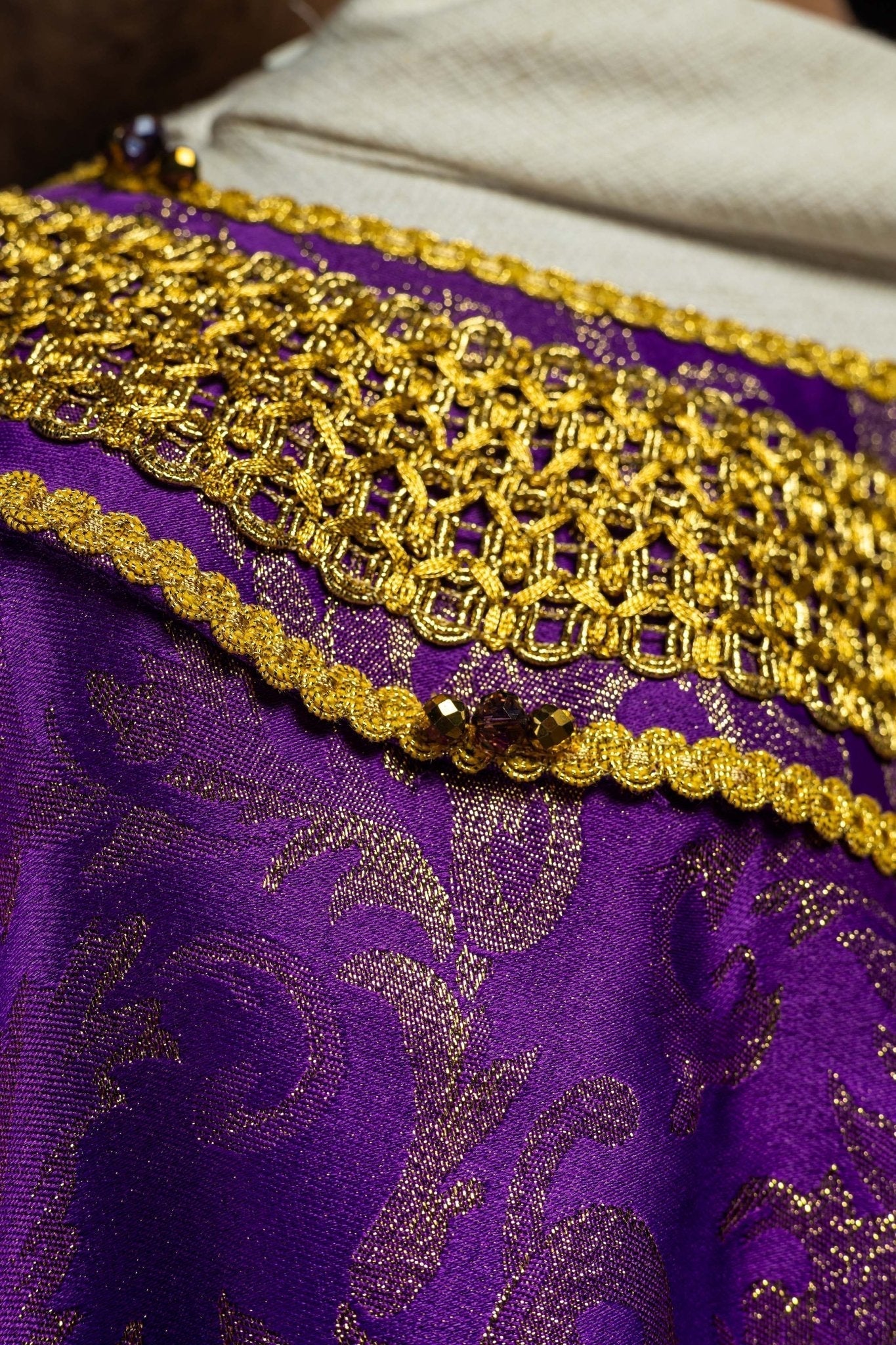 Casulla hecha a mano con piedras naturales Handmade 7010 Morado