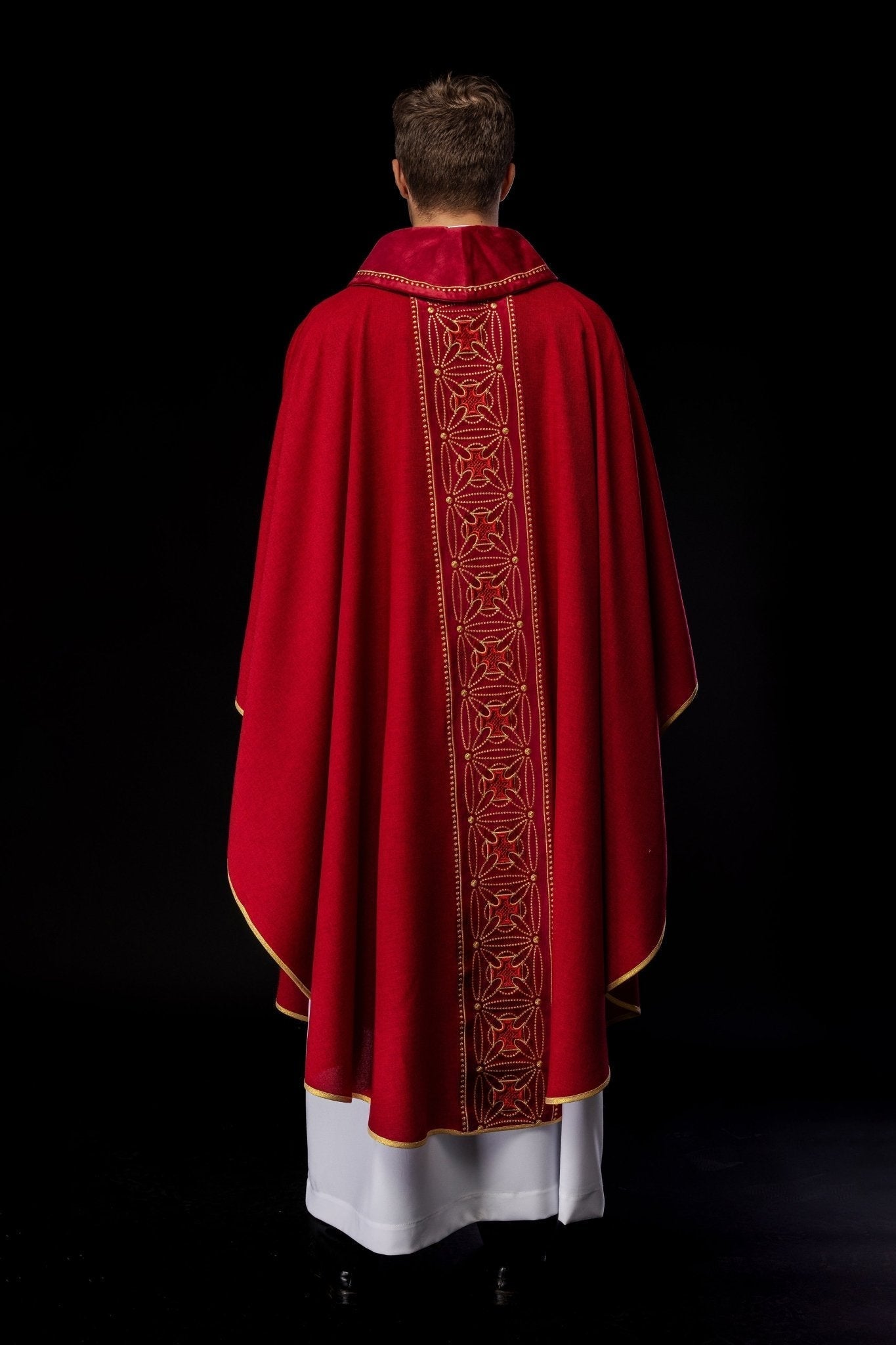 Casulla litúrgica con cinturón ricamente decorado con cruces en rojo