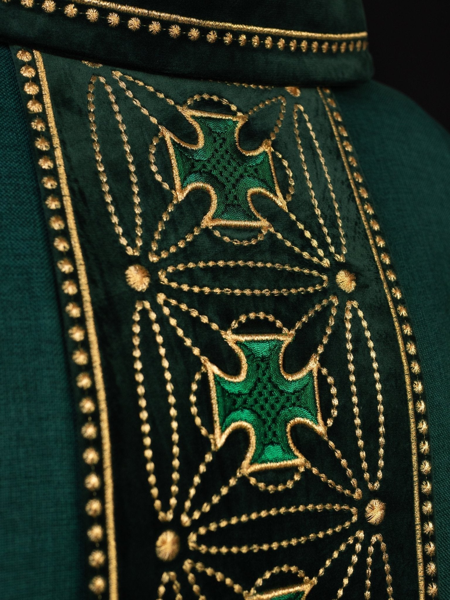 Casulla litúrgica con cinturón ricamente decorado en cruces de color verde