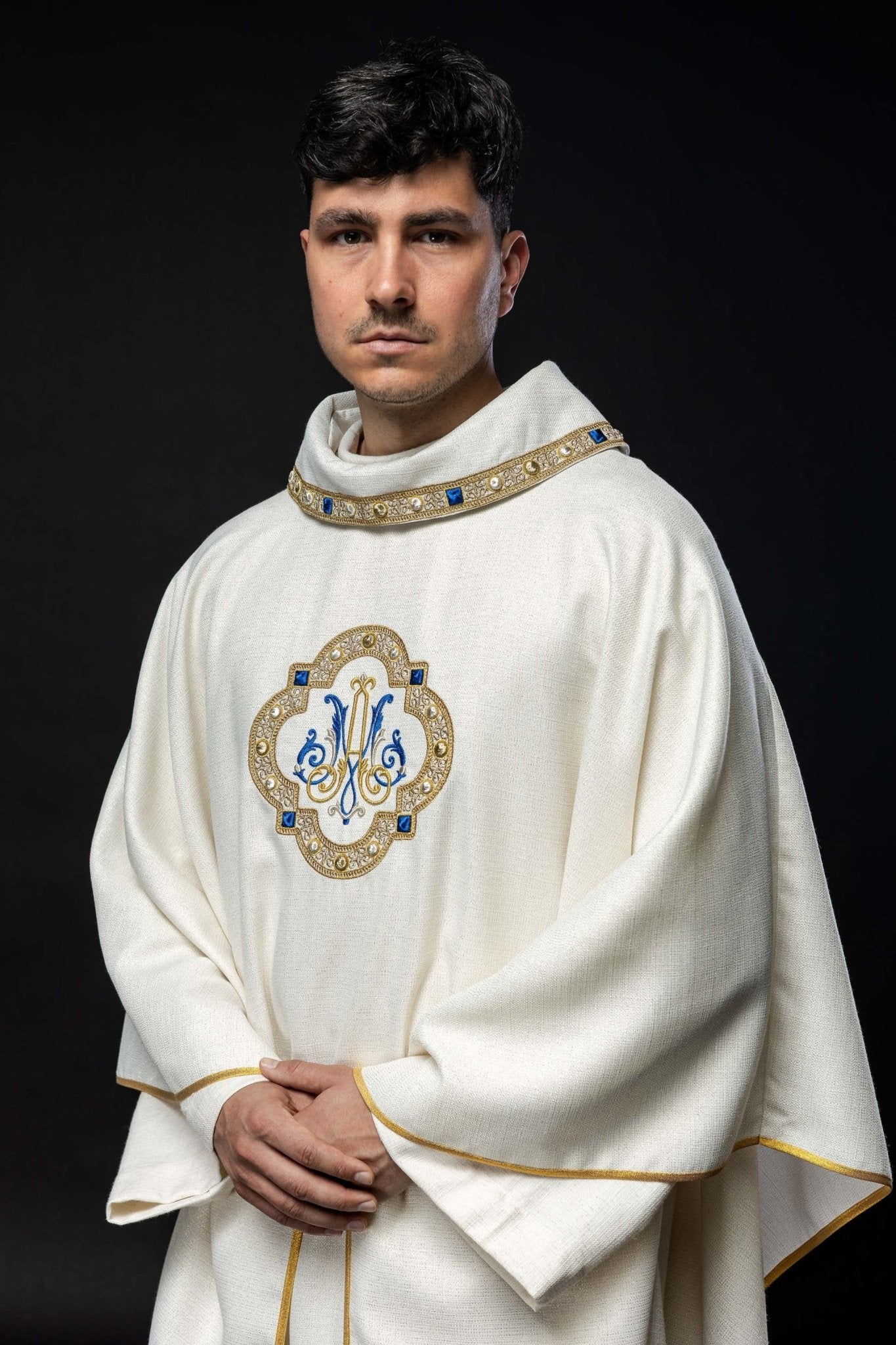 Casulla litúrgica con escudo Mariano bordado
